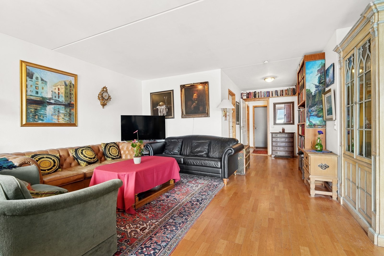 Stuen er av god størrelse og gir plass til ønsket møblement. Galleribilde