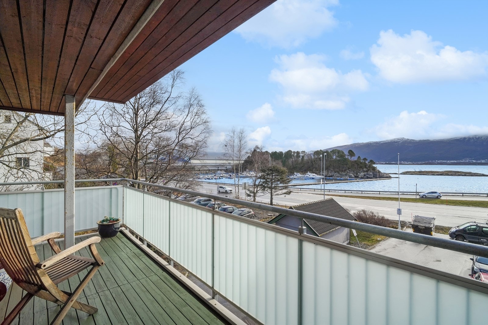 Fra stuen er det utgang til sen sydvendt balkong på ca 12 kvm. Her kan du nyte gode sol- og utsiktsforhold. Galleribilde