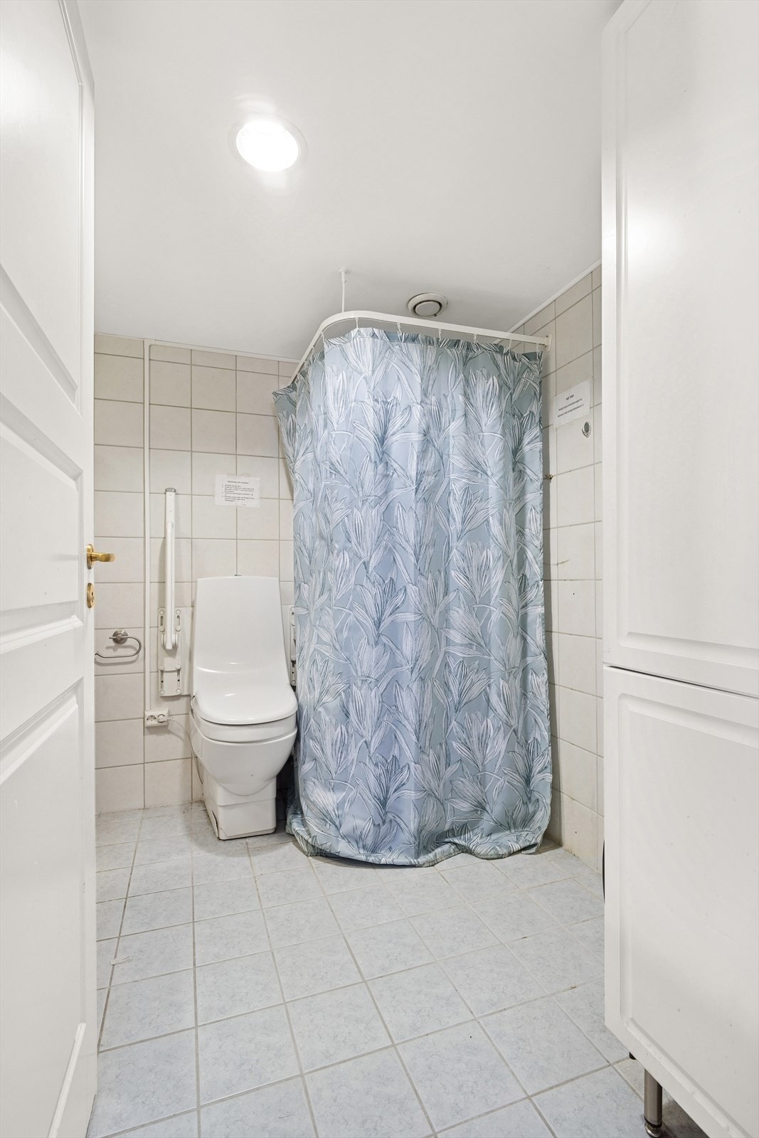 Flislagt baderom innredet med toalett, dusjnisje og servant. Varmekabler i gulv. Galleribilde