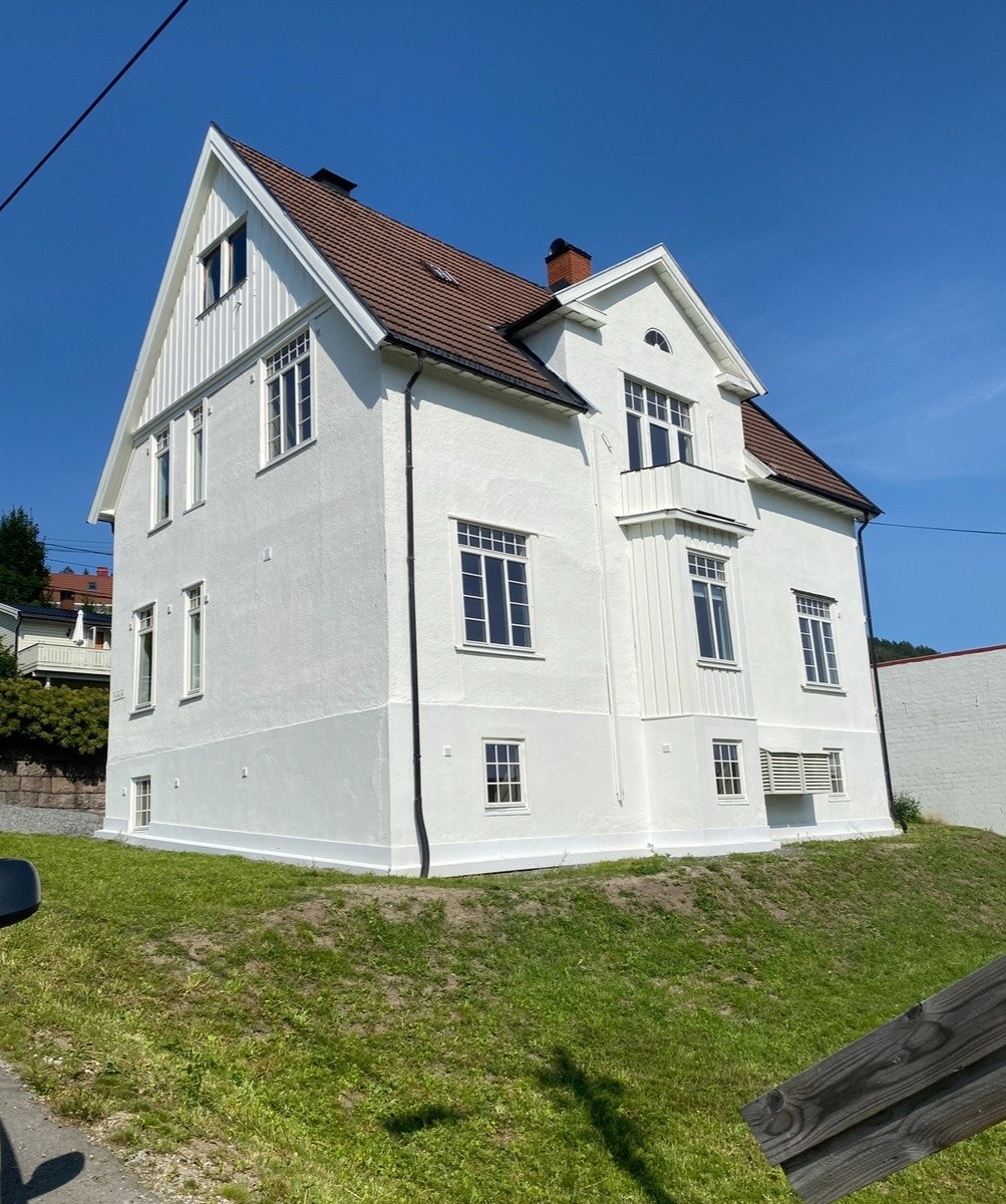 Boligens fasade, leiligheten ligger i halve byggets 1 etasje + underetasje Galleribilde