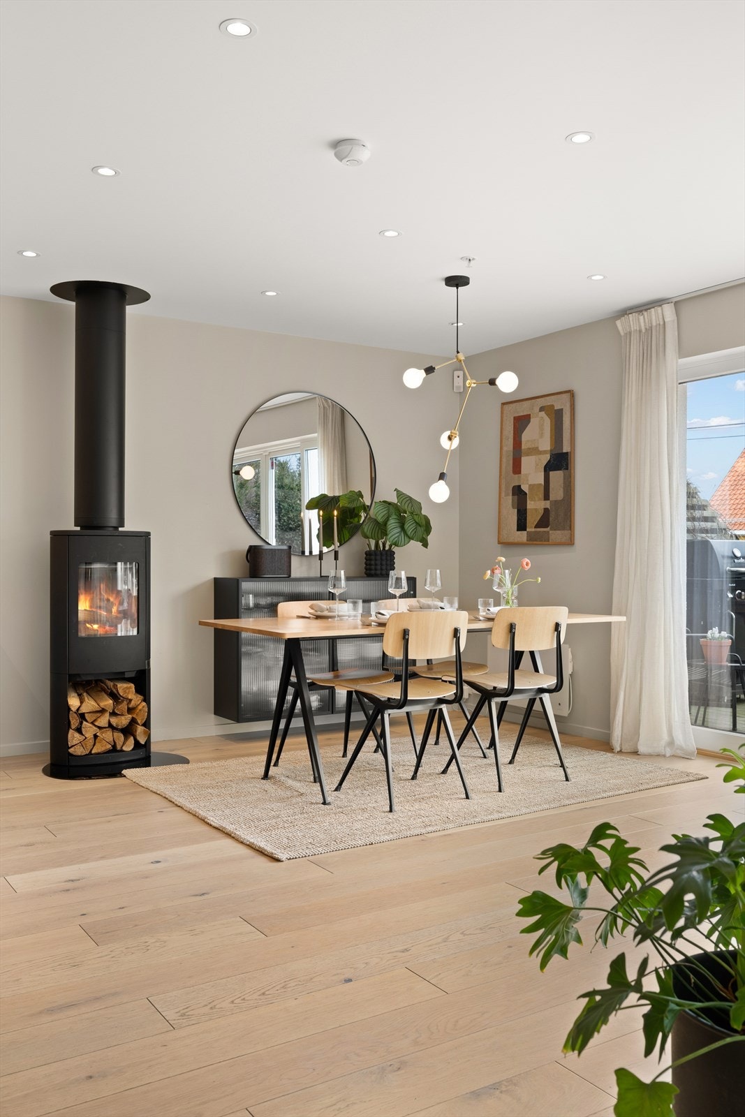 Lys og åpen løsning med peis som bidrar til å gi ekstra hygge og varme på de kalde høst- og vinterdagene. Galleribilde