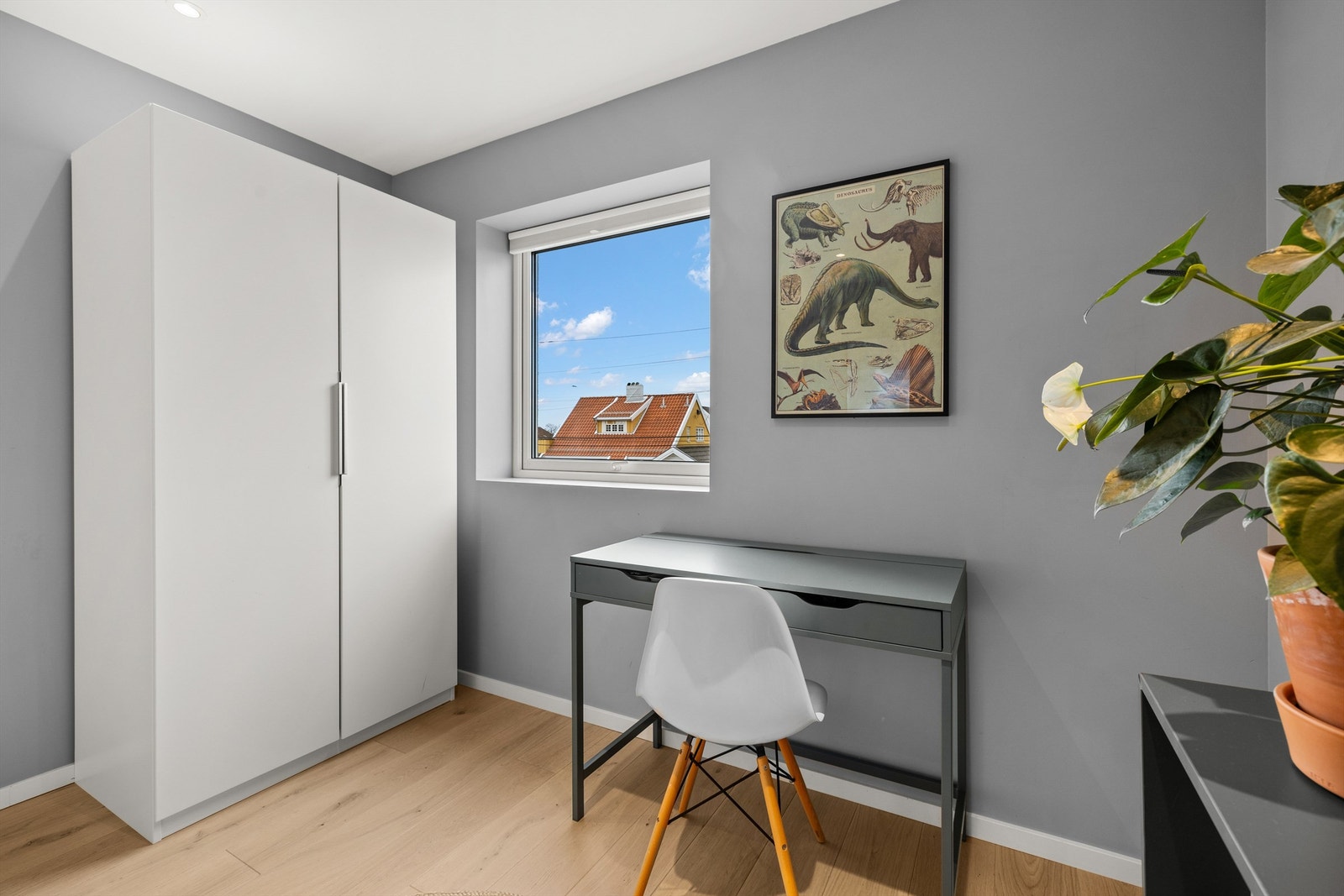 Godt lysinnslipp, med plass til skrivebord og garderobeskap. Galleribilde