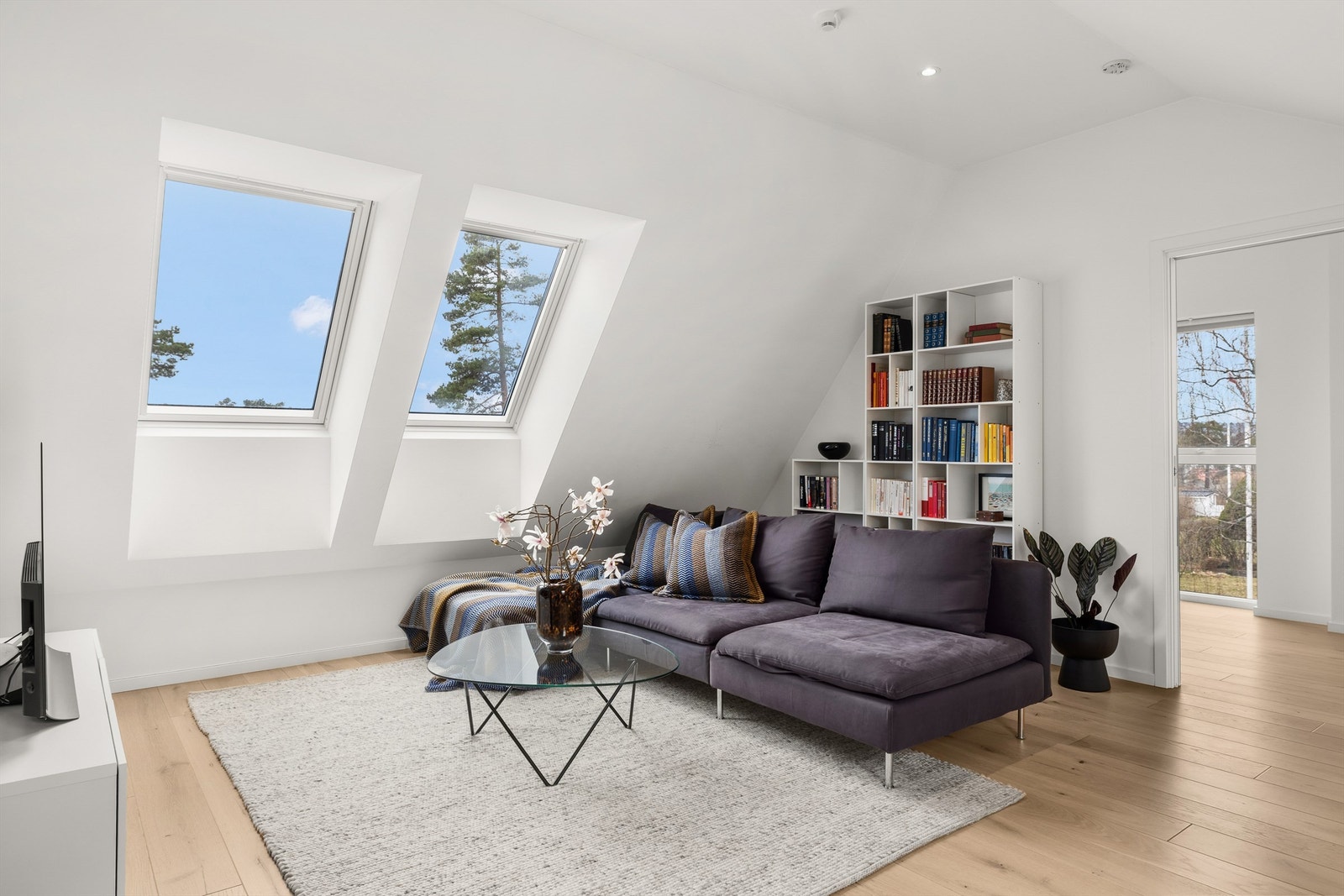 Lys og flott loftstue med herlig takhøyde opptil 2.77 meter. Galleribilde