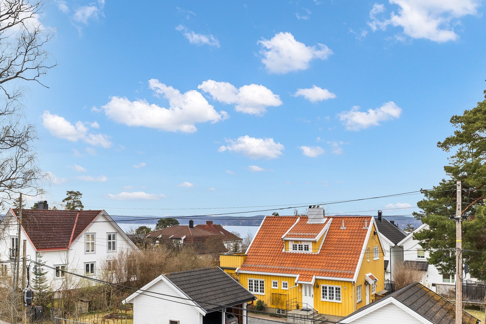 Flott utsikt mot sjøen og nærområdet. Galleribilde