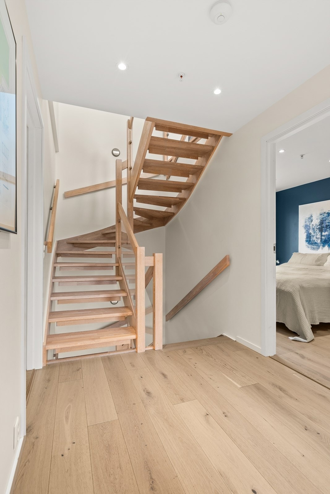 Den flotte trappen tar deg videre opp til en stor loftetasje som er innredet med loftstue og soverom. Galleribilde