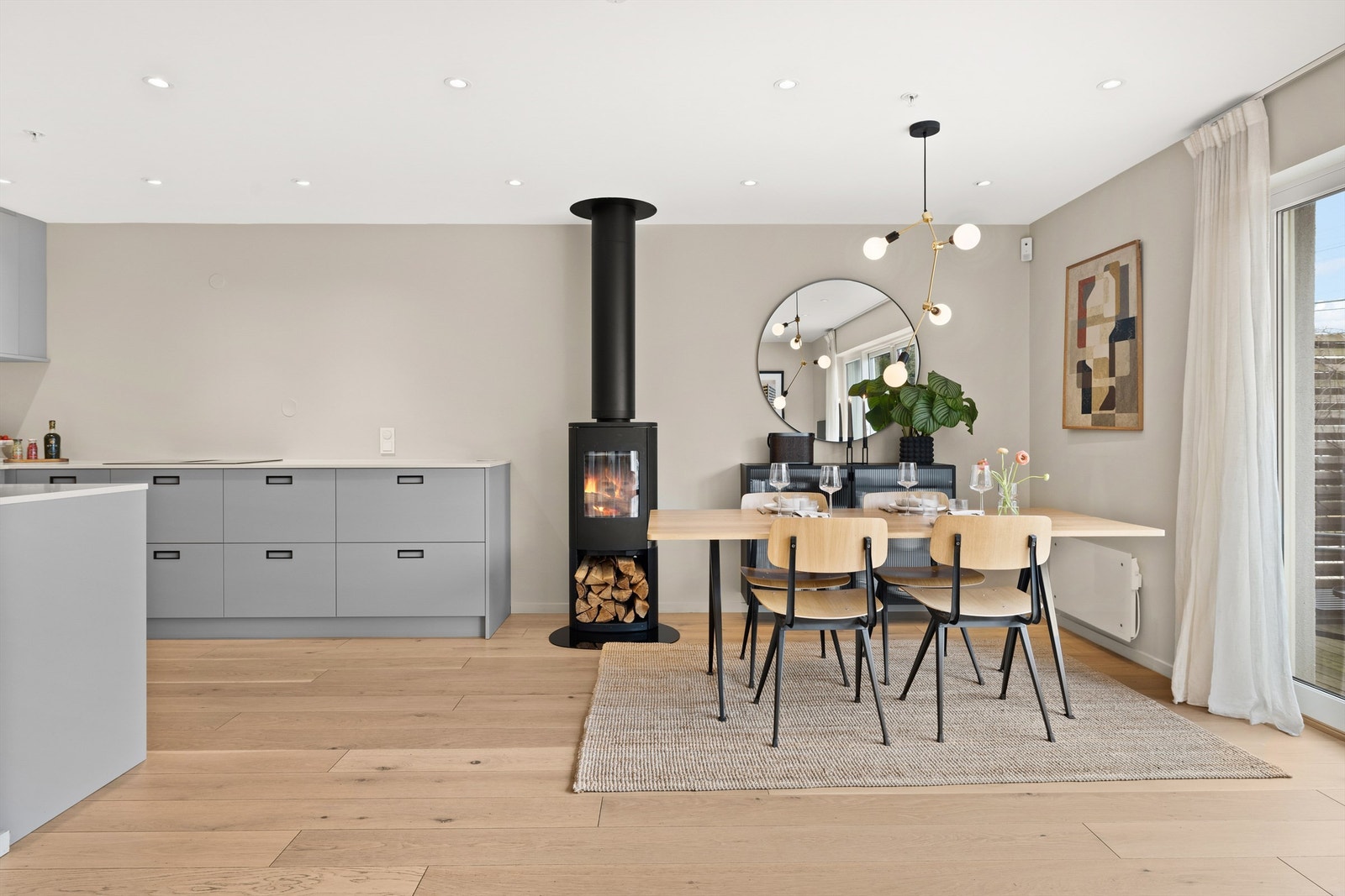 Kjøkken (fra 2023), spisestue og stue i åpen løsning med utgang til vestvendt og solrik terrasse og hage. Flotte en-stavs parkettgulv og downlights i tak. Galleribilde