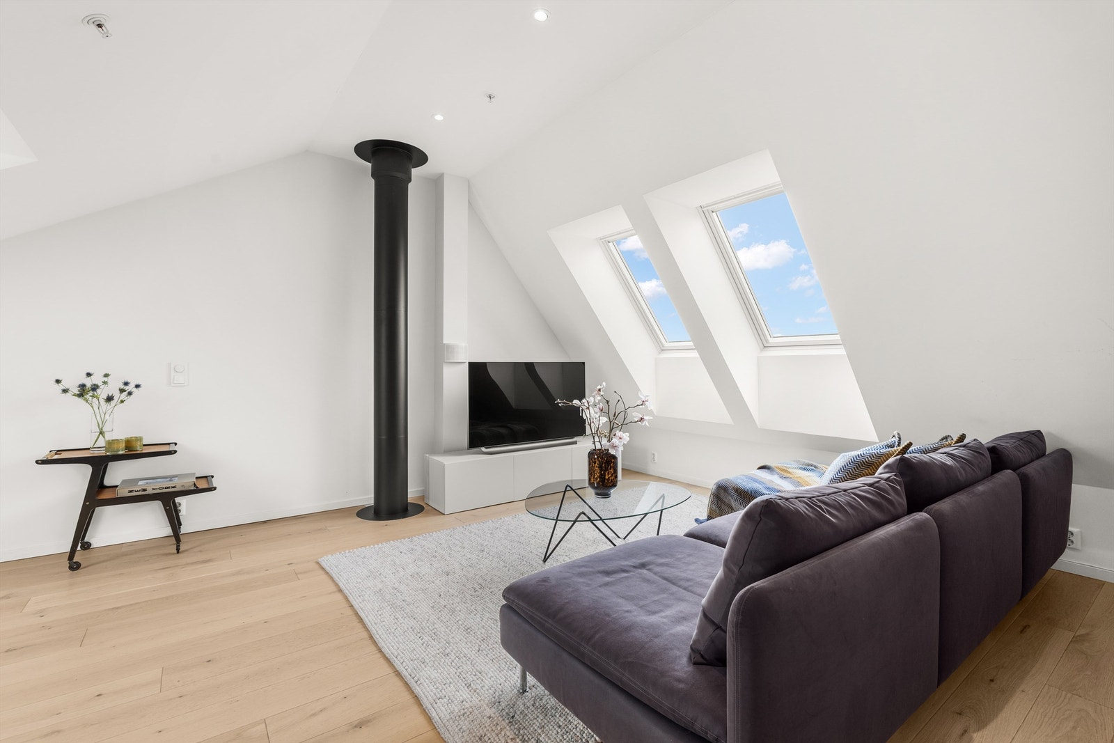 Takvinduene gir rommet godt med lys og har flott utsikt mot sjøen og nærområdet. Galleribilde