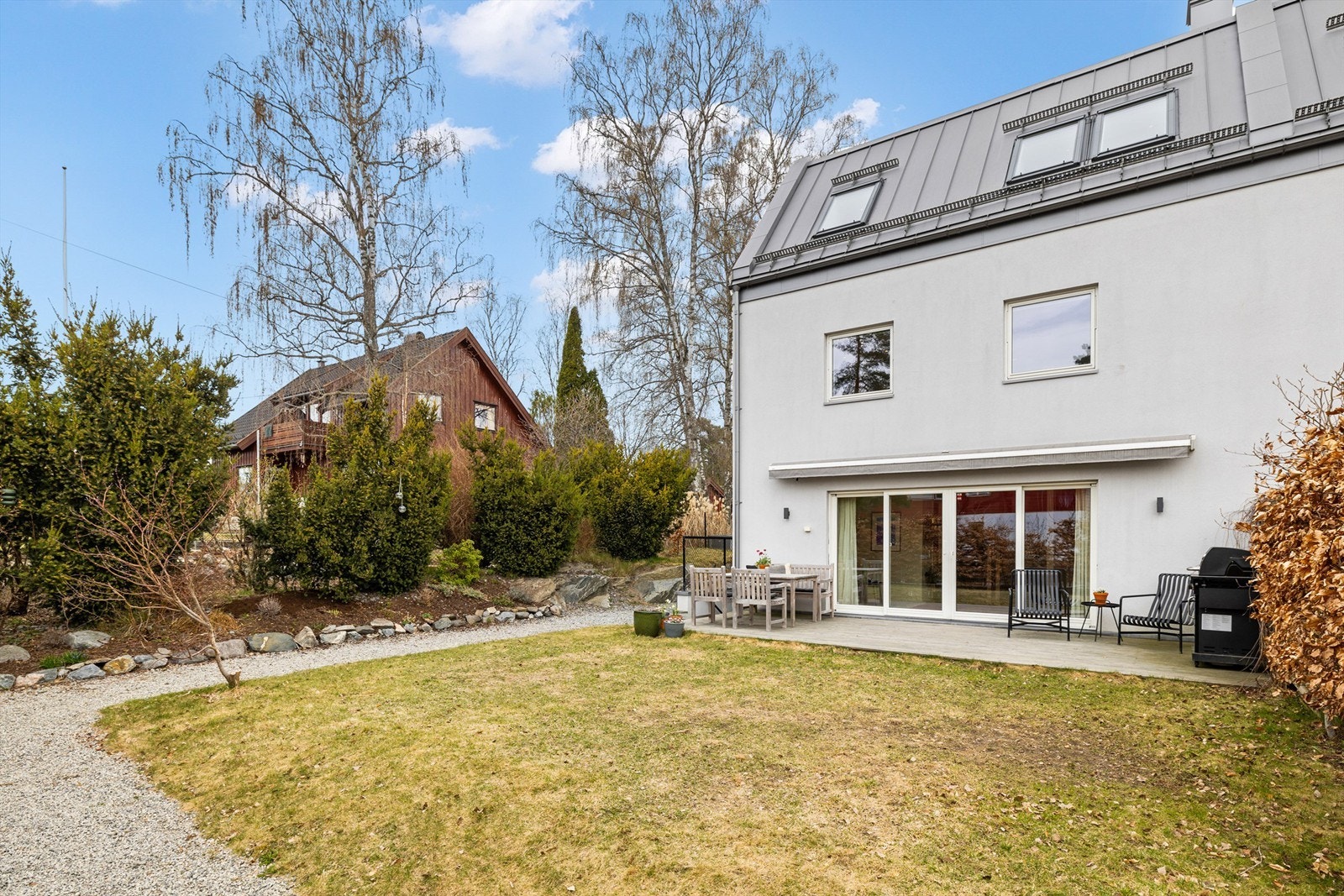 Boligen har en gjennomtenkt og god planløsning som åpner for flere bruksmuligheter, og appellerer til familier med behov for fleksible løsninger der ulike generasjoner kan få spillerom. Galleribilde