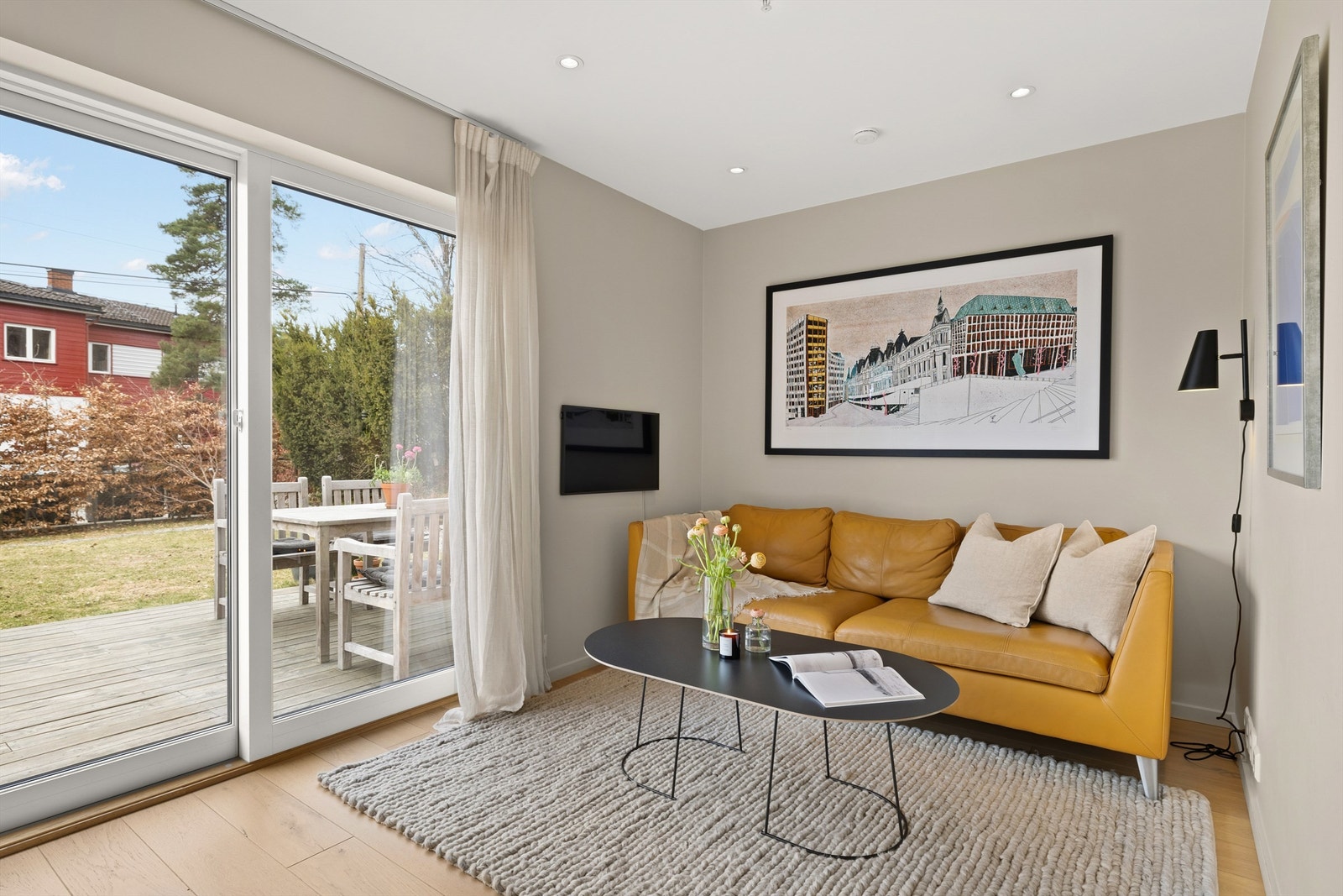 Flere innredningsmuligheter med plass til både sofagruppe og spisebord. Galleribilde