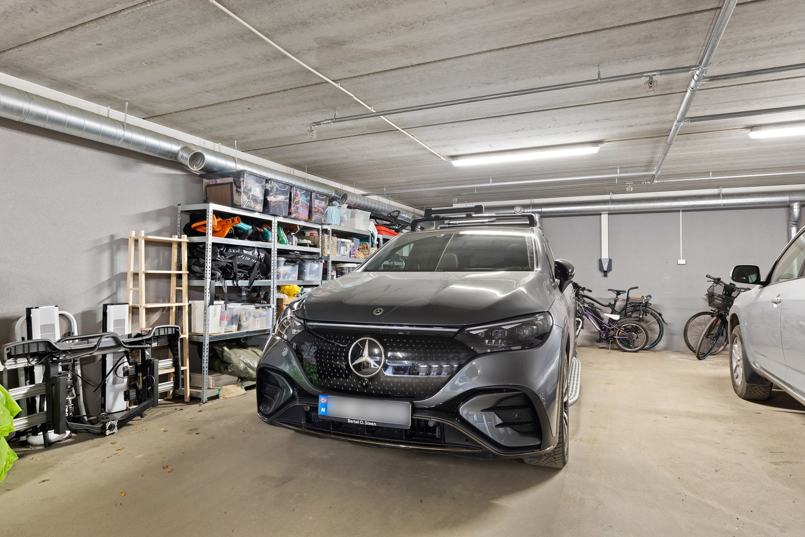I tillegg følger det med garasjeplass med el-bil lader i felles garasjeanlegg. Ekstra parkeringsplasser/gjestparkering på felles gårdsplass. Galleribilde