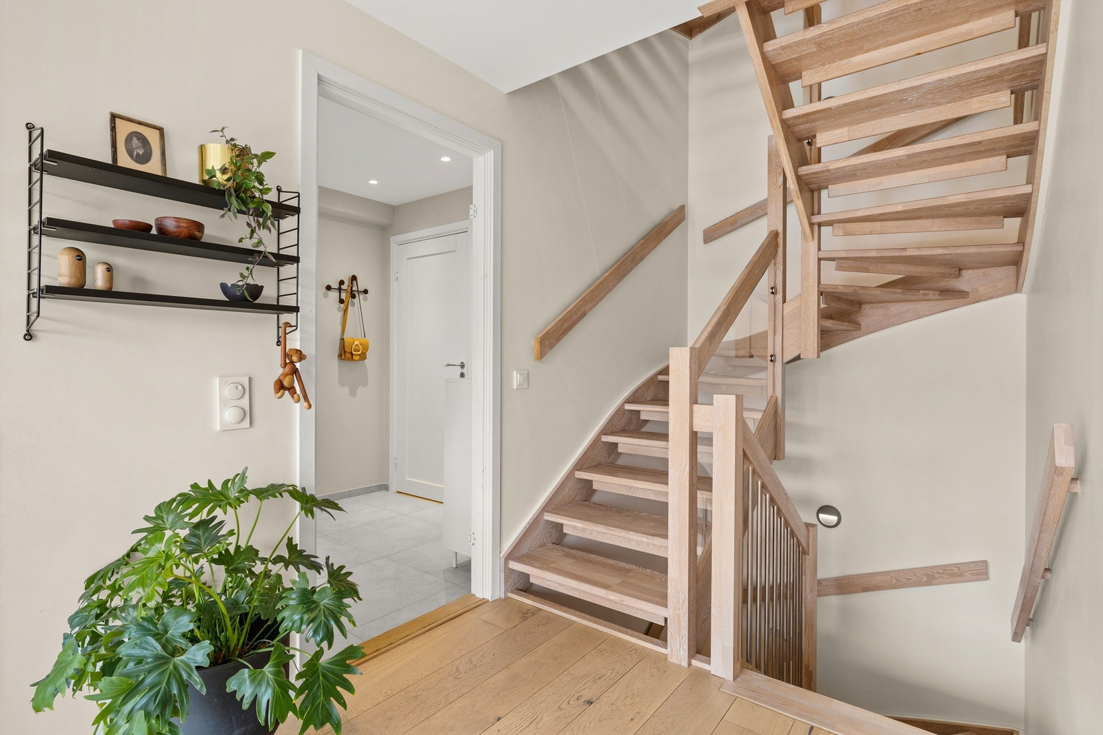 Den flotte trappen av tre og glass tar deg opp til 2. etasje. Galleribilde