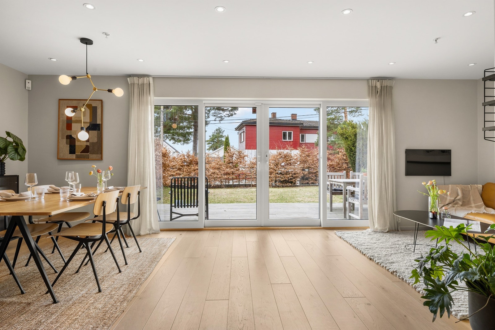 Den åpne stue, spisestue og kjøkkenløsningen tilbyr et ideelt miljø for både hverdagsliv og underholdning. Rommet har en solrik atmosfære, hvor de store glassflatene mot vest sørger for at rommet bades i lys. Galleribilde
