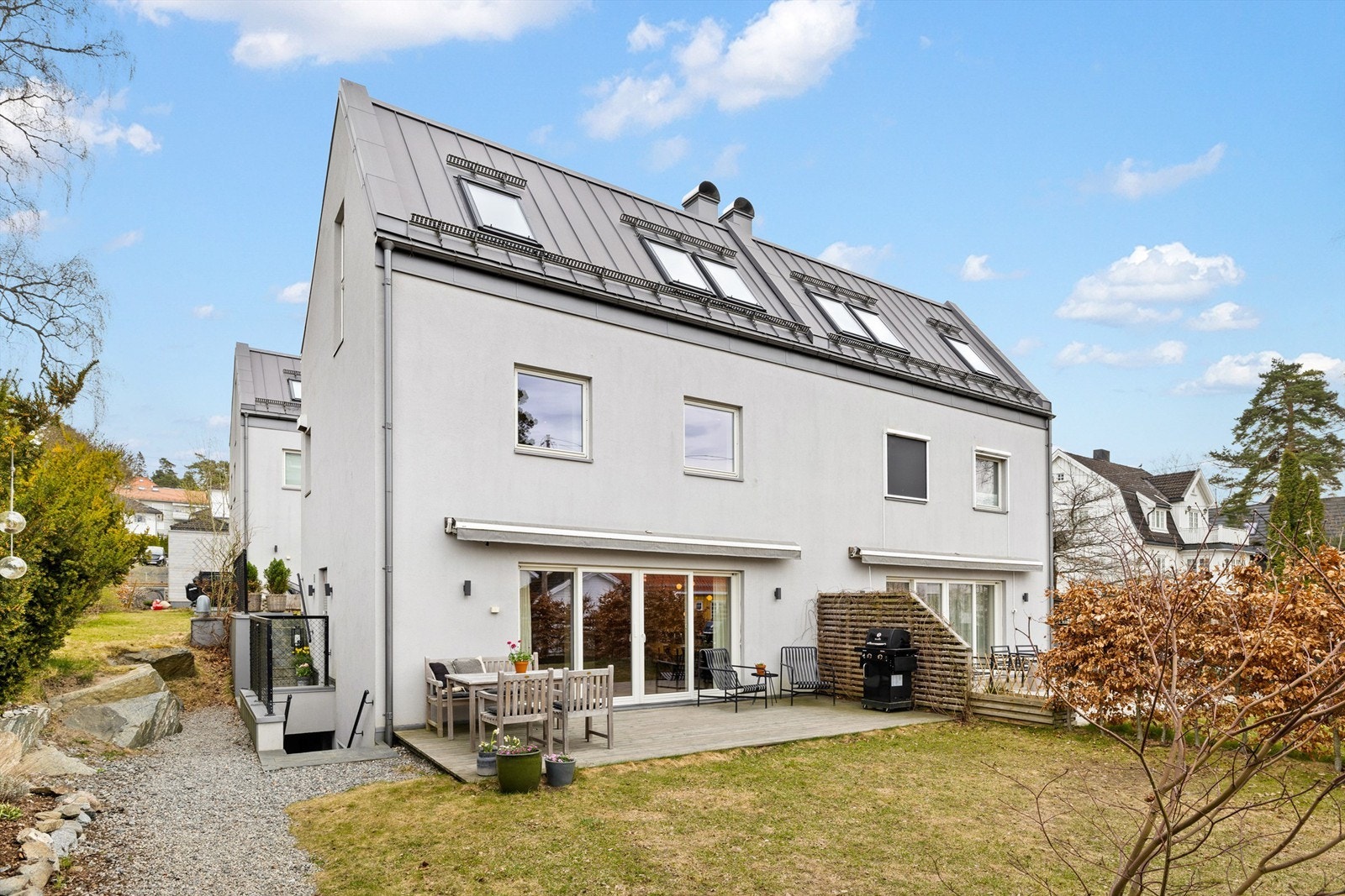 Innholdsrik og innflytningsklar bolig med en moderne standard, beliggende i et område som betraktes som familievennlig og hvor man vil kunne trives meget godt. Galleribilde
