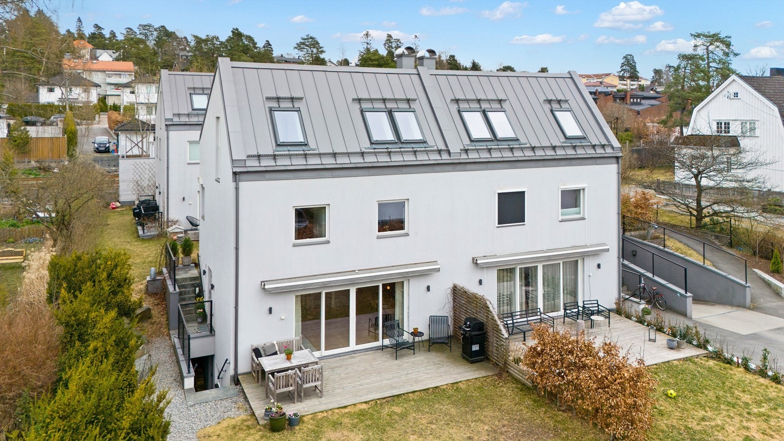 Holtveien 26A har en solrik og attraktiv beliggenhet i et etablert villaområde nær Holtet, kjent for sitt rolige bomiljø og korte avstand til både servicetilbud og kollektivtransport. Galleribilde