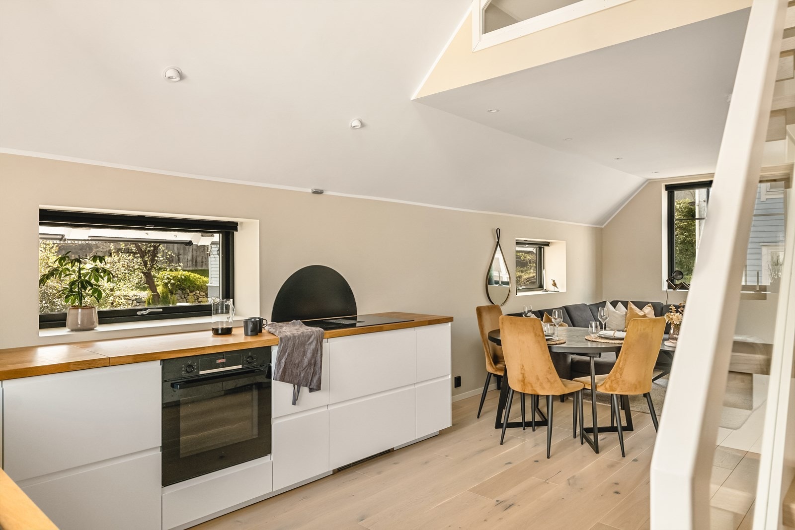 Av integrerte hvitevarer får du platetopp med integrert avtrekksvifte (kullfilter) levert av Schott Ceran, stekeovn (Bosch), oppvaskmaskin (Electrolux) og kombi kjøl/frys (Ikea) Galleribilde