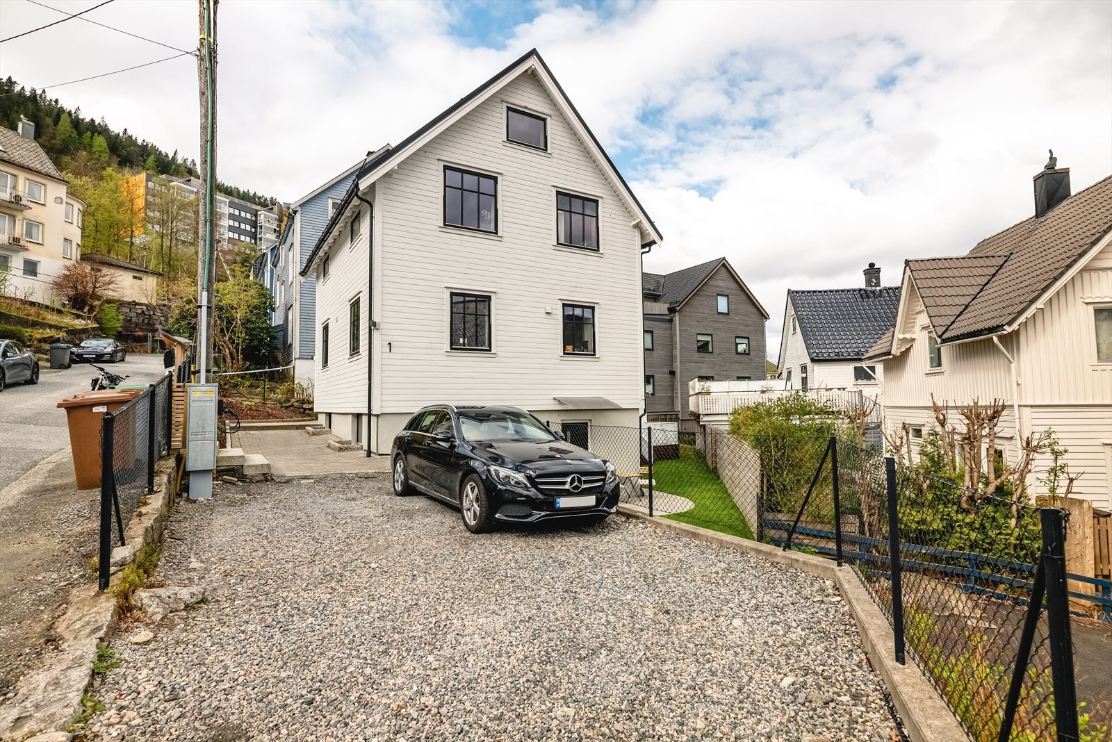 Fast parkering med ladeboks Galleribilde