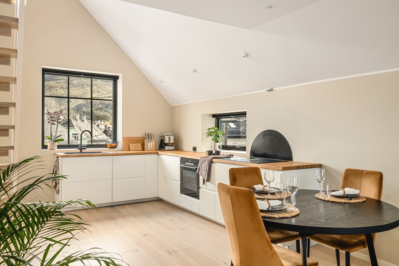 Stuen har åpen løsning mot kjøkkenet Galleribilde