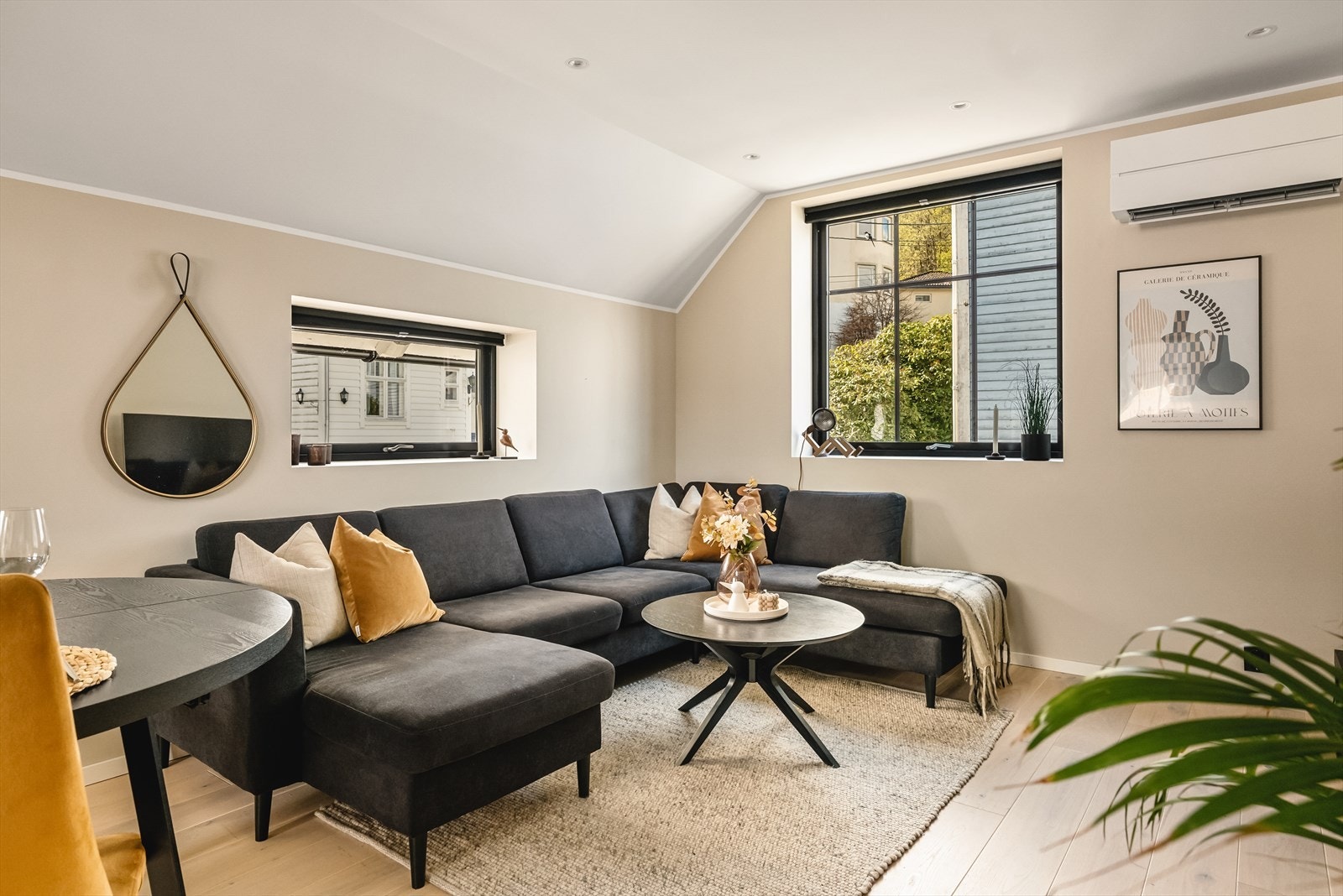 Gulvet er belagt med en pen enstavs eikeparkett Galleribilde