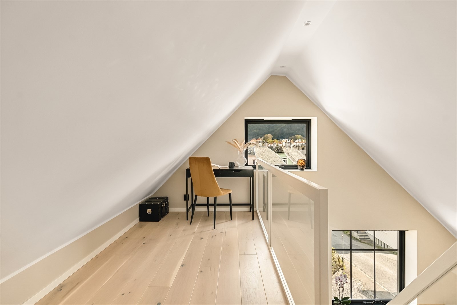 Hemsen er i dag innredet som loftstue og soverom (ikke godkjent) Galleribilde