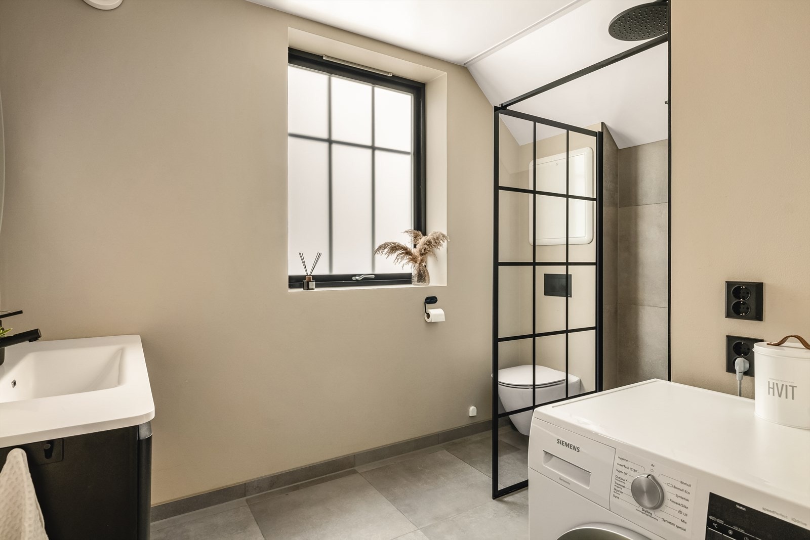 Leiligheten har et delikat bad med store fliser (Villeroy & Boch) og varmekabler i gulv Galleribilde