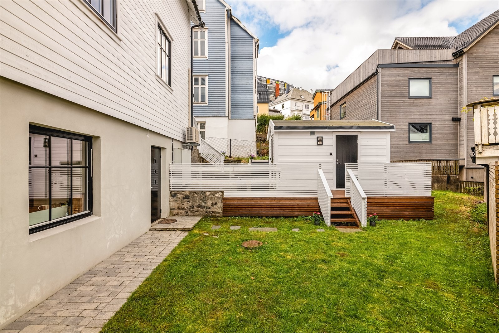 Pent opparbeidet uteområder med hage, terrasse og bod Galleribilde