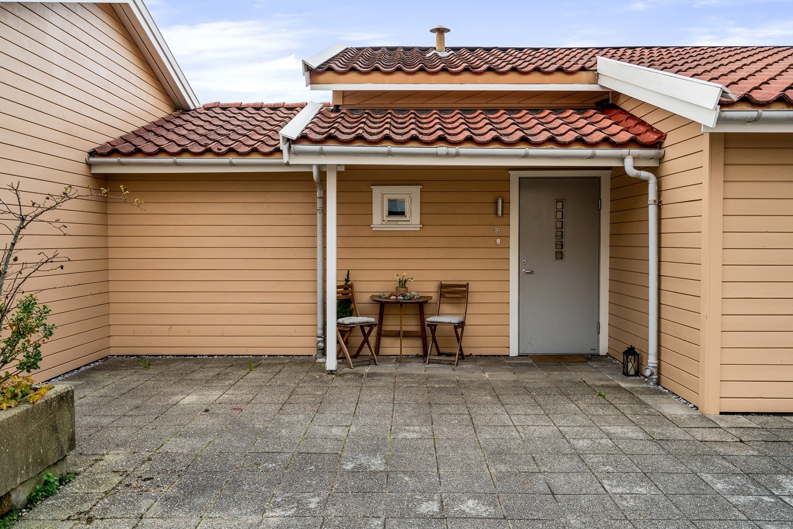Inngangsparti fra bakkeplan. Her kan morgenkaffe nytes i morgensol. Parkering kun få meter fra inngangsdør. Galleribilde