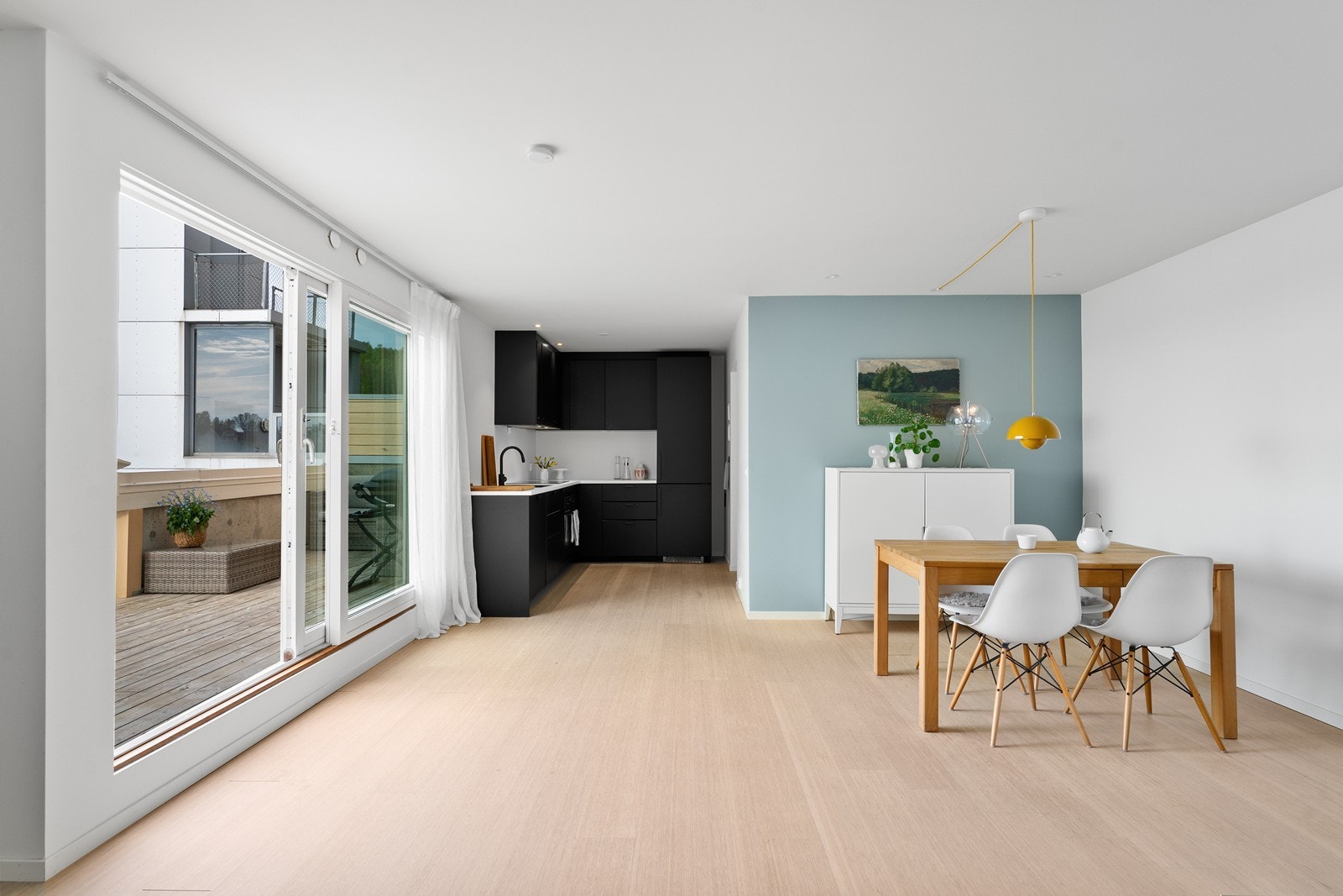 Kjøkken ligger delvis skjermet fra stuen og har romslig spiseplass i bakkant. Galleribilde