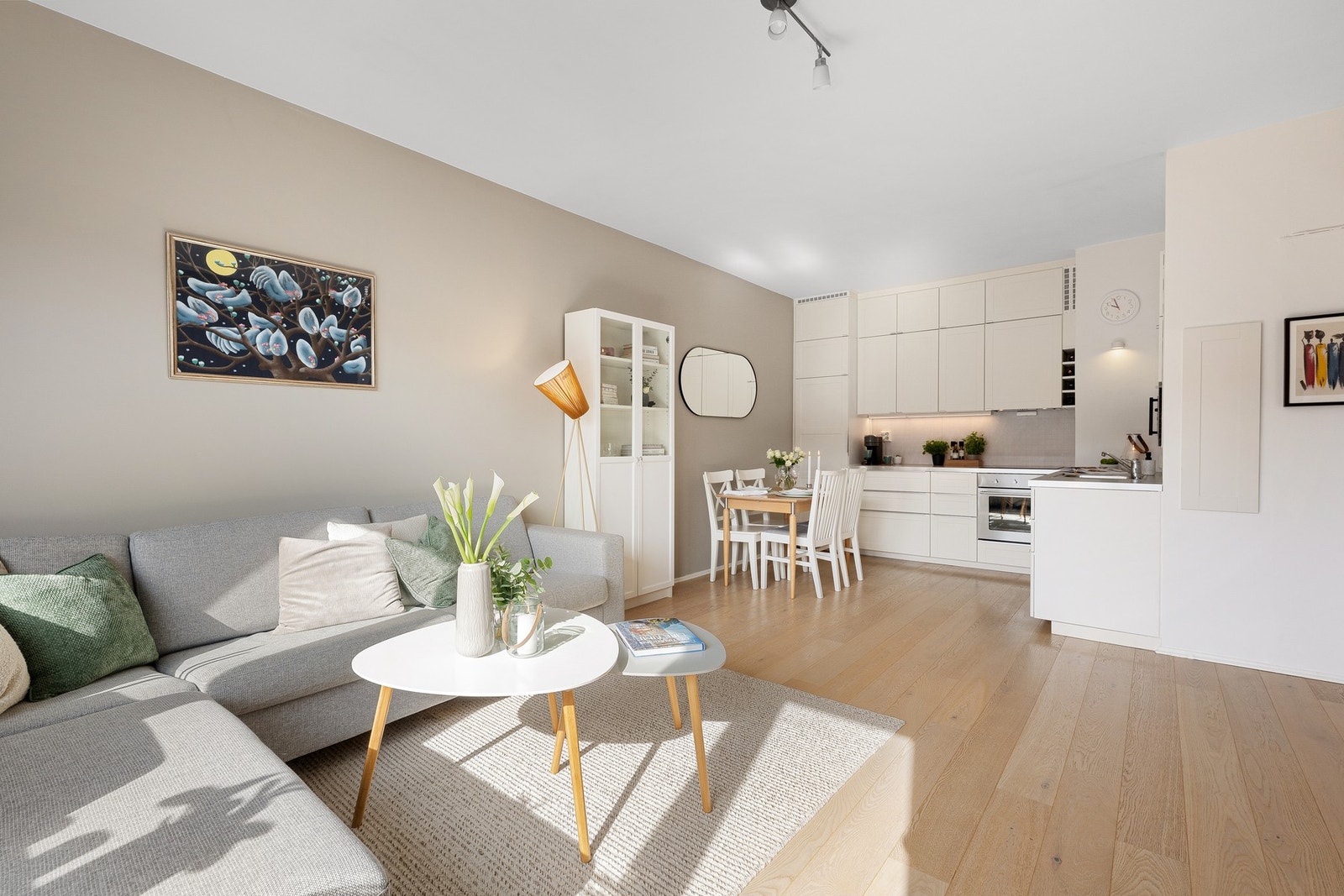 Her får du en innbydende 2- roms leilighet beliggende høyt og fritt i byggets 5. etasje med en attraktiv beliggenhet midt i hjertet av Rodeløkka. Galleribilde