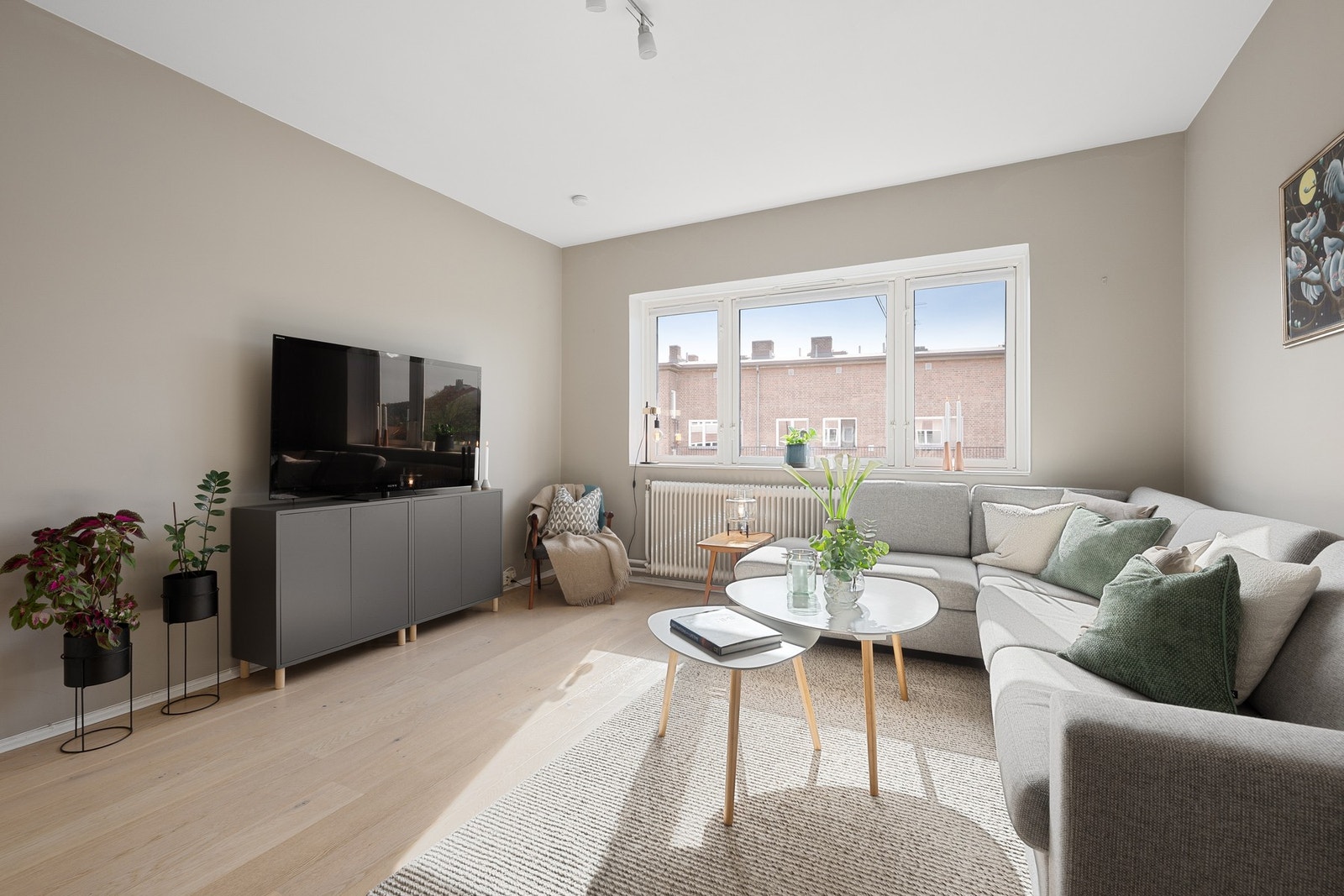 Leilighetens stue er av god størrelse med en generøs takhøyde på hele 2,73 meter, noe som optimaliserer romfølelsen. Galleribilde