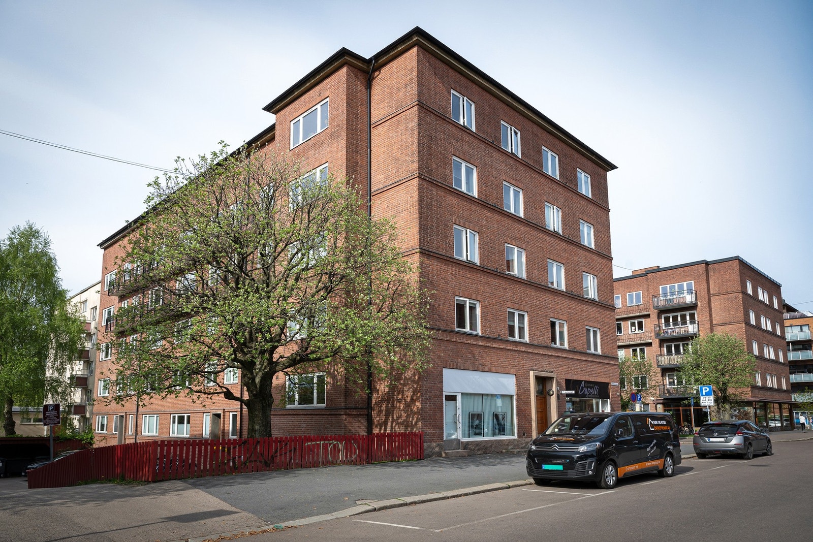 Borettslaget har en flott fasade. Her bor du i et mangfoldig og spennende nabolag med yrende kulturliv, trivelige kafeer og kjente restauranter rett i nærheten. Alt du trenger i hverdagen finnes i gangavstand. Galleribilde