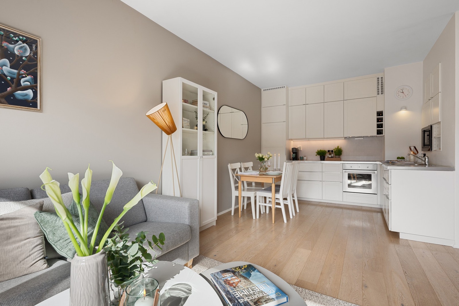 Stue og kjøkken sammen skaper et innbydende og sosialt allrom. Galleribilde