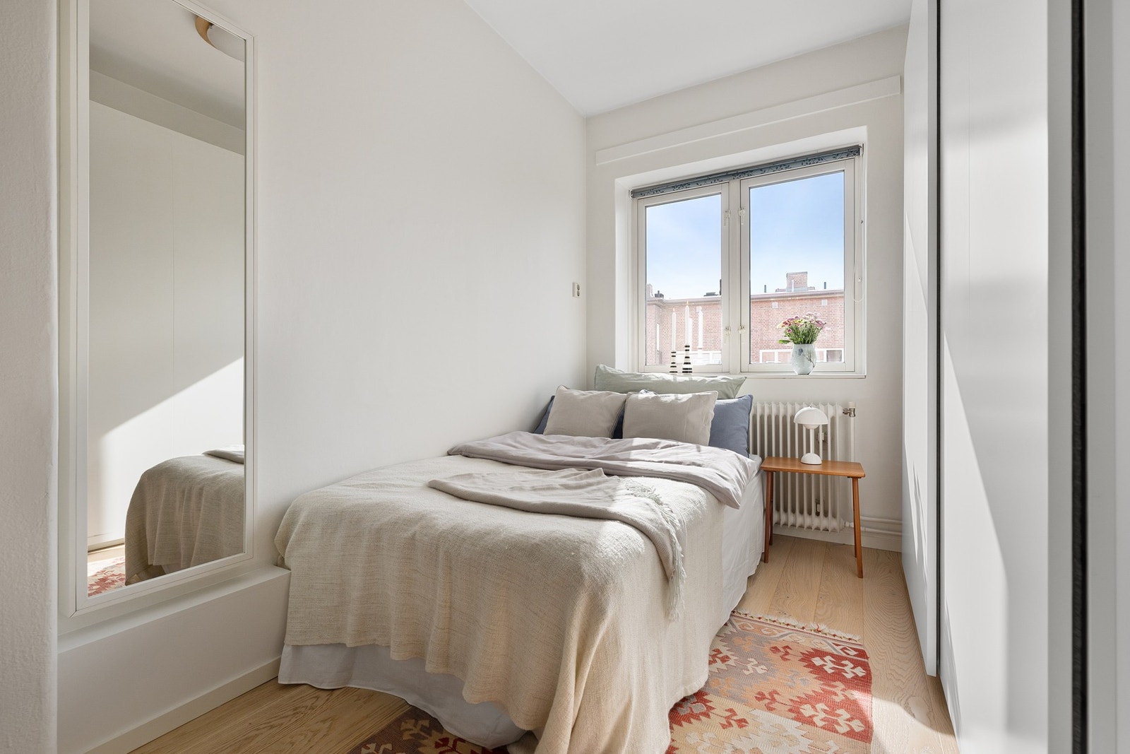 Soverom av god størrelse med god plass til en større seng og nattbord. Den praktiske skyvedørsgarderoben byr på meget god lagringsplass. Galleribilde