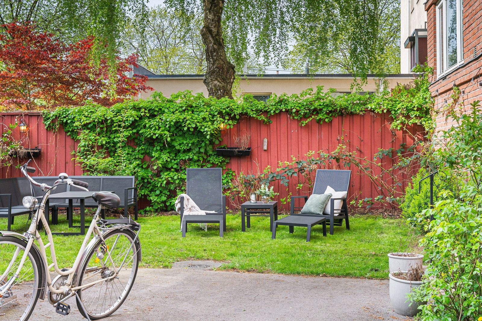 Borettslaget har en skjermet og koselig hage som er pent opparbeidet med gressplen, beplantning, sittegrupper og grill. Asfaltert parkeringsområde med biloppstillingplasser og sykkelparkering. Galleribilde