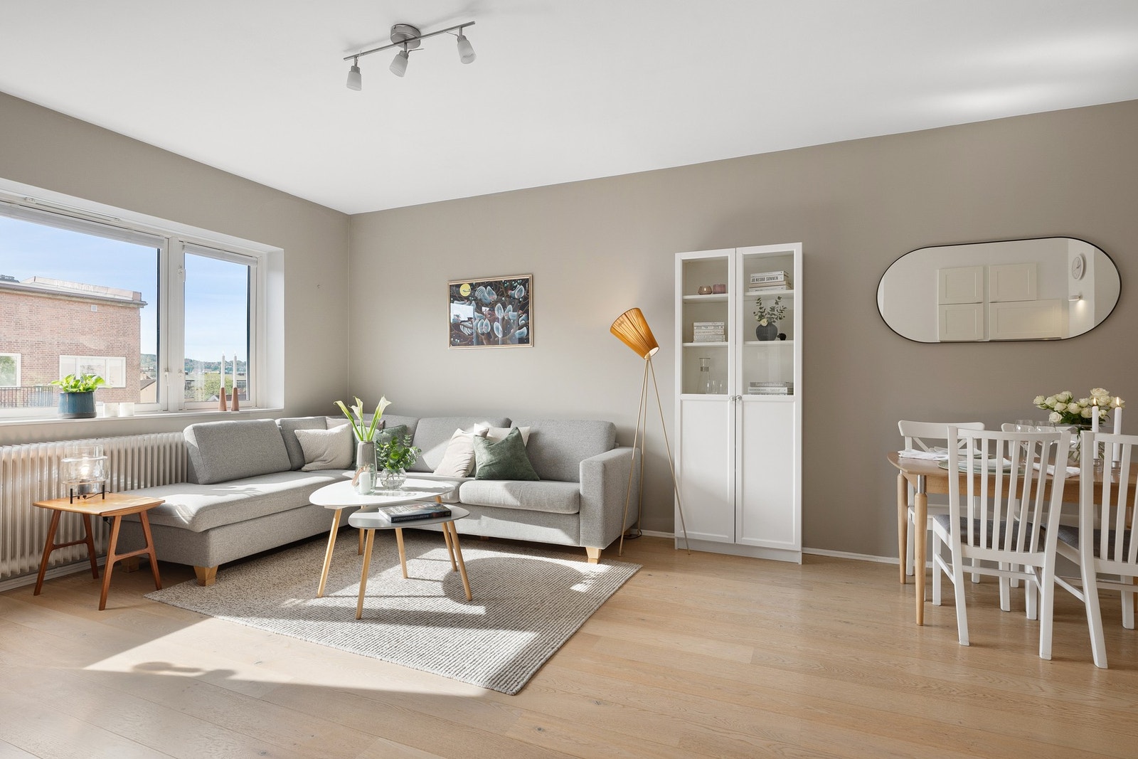 Det er flere møbleringssoner i stuen med god plass til sofagruppe og tilhørende møblement. Galleribilde