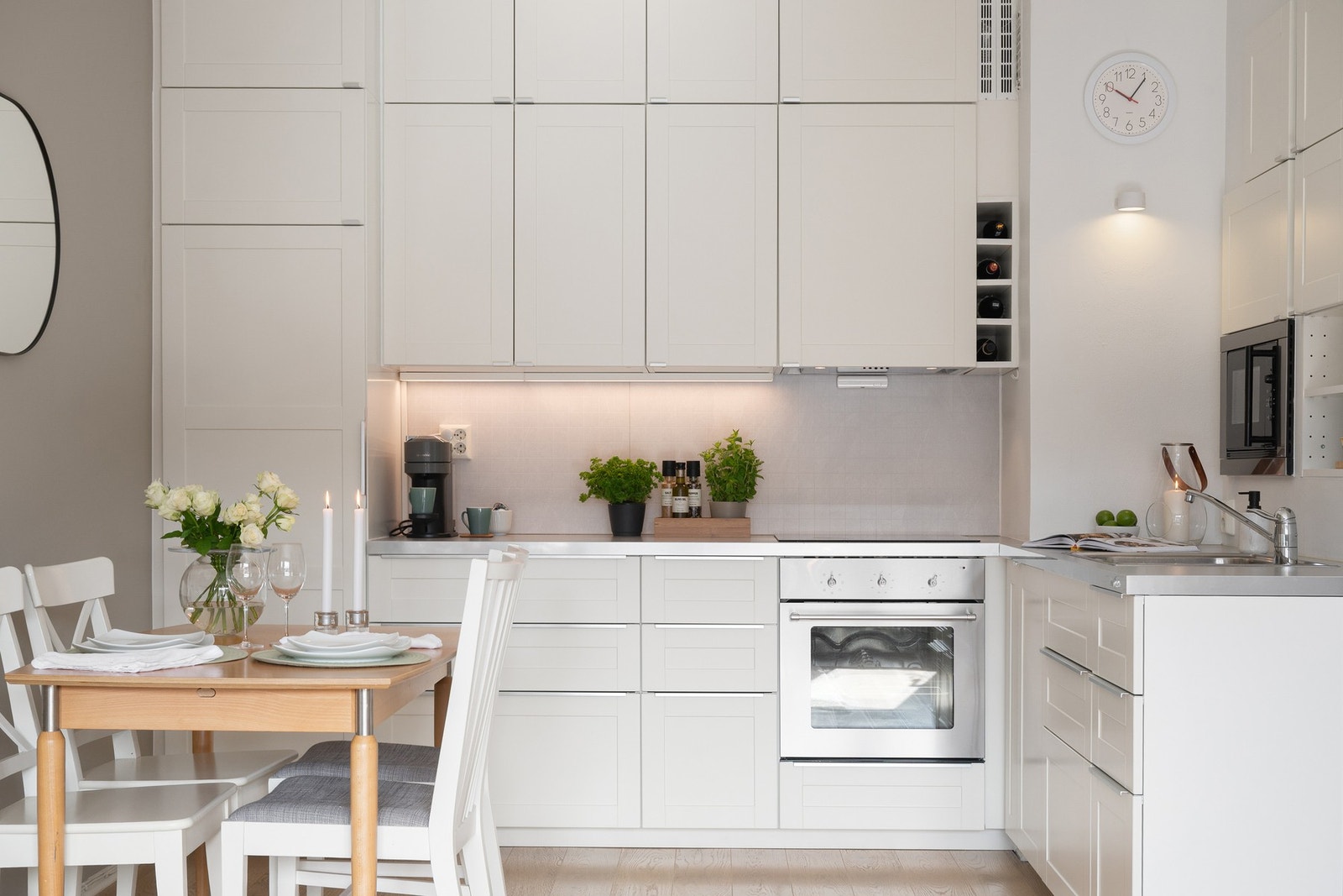 Kjøkkenet fremstår som svært funksjonelt med meget god arbeids- og lagringsplass. Galleribilde