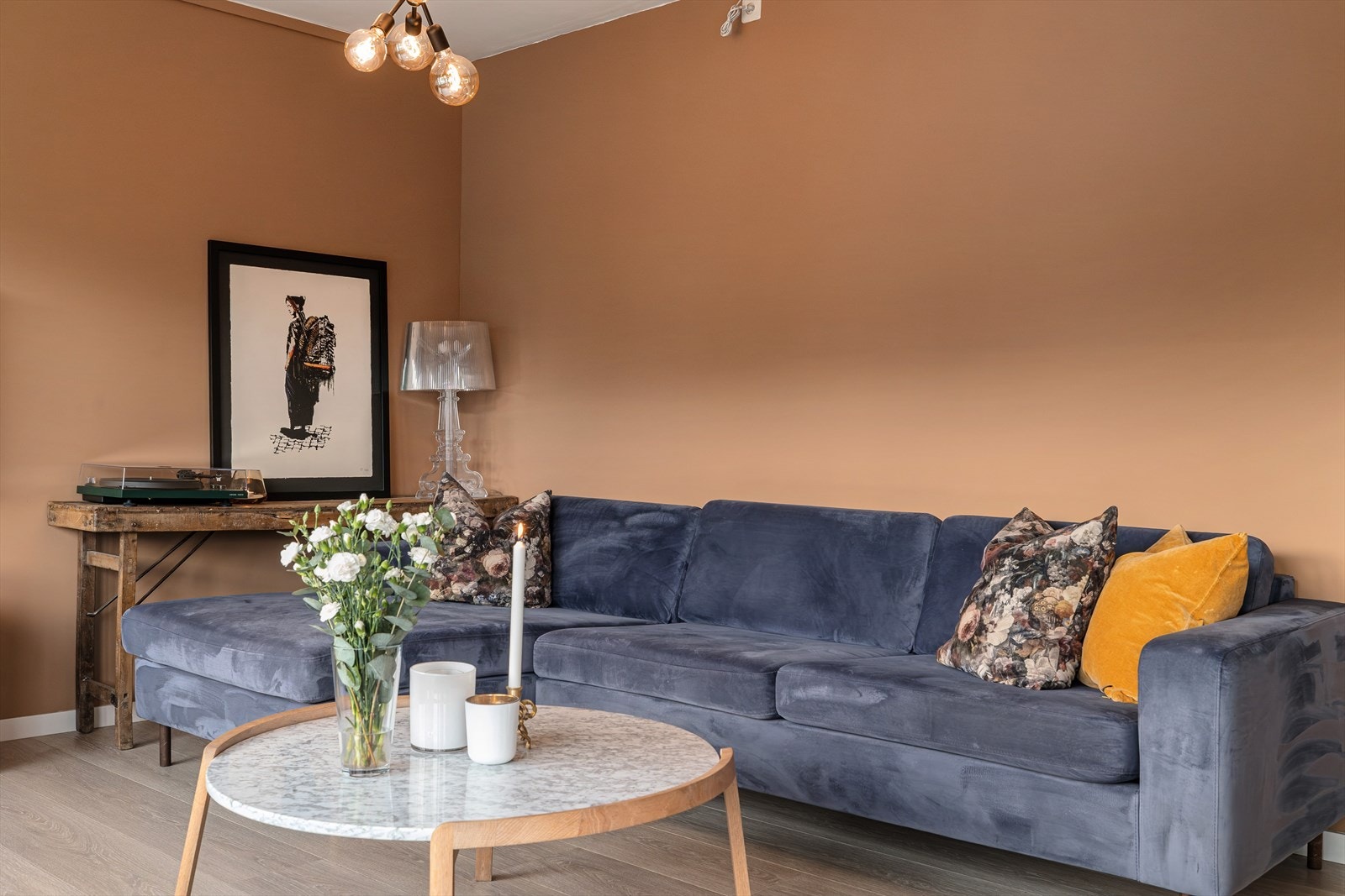 Leiligheten har en romslig stue på 27,5m² med god plass til sofagruppe, TV-møblement og spisebord. Galleribilde
