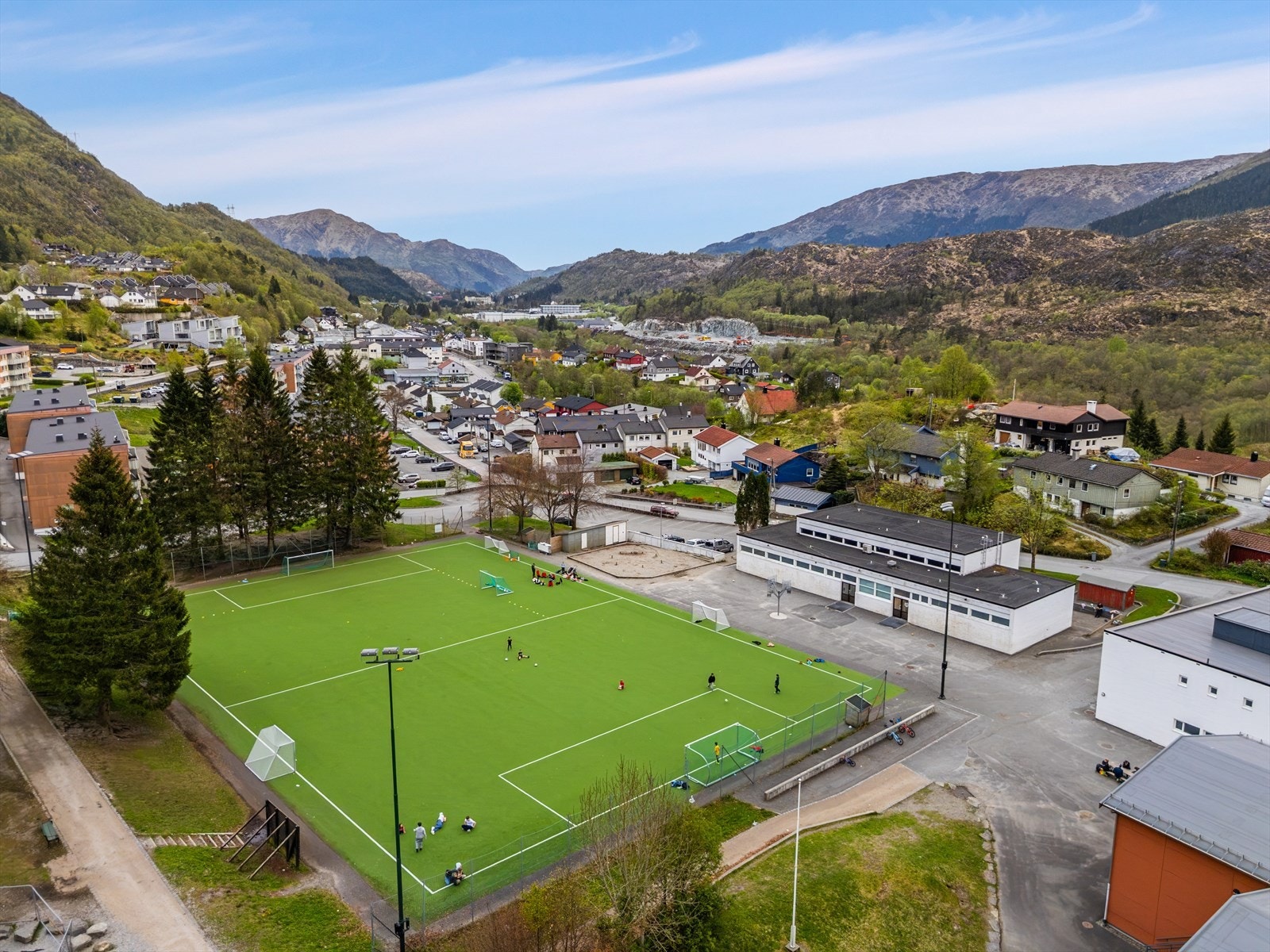 Kort gangavstand til Ådnamarka skole med fotballbane m.m. Galleribilde