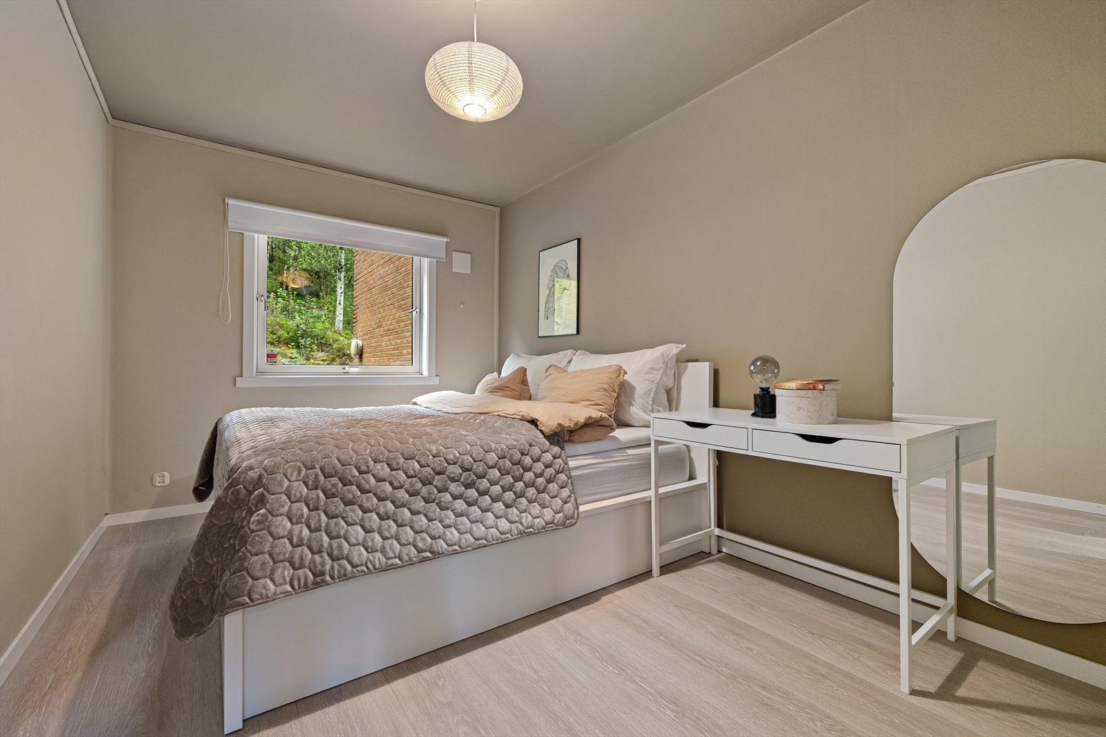 Leiligheten har tre soverom med arealer på henholdsvis 12,4m², 8,6m² og 7,5m². Galleribilde