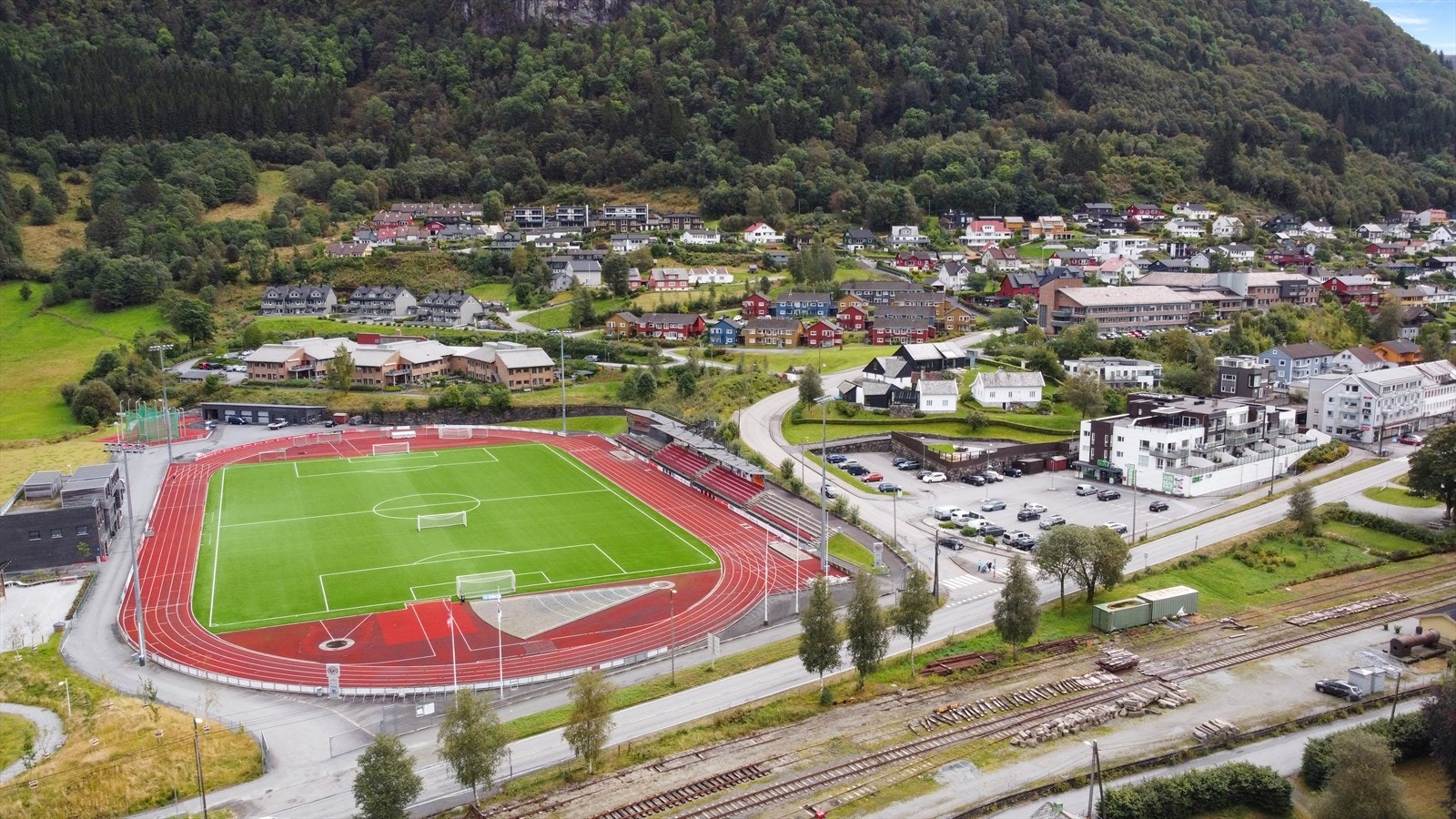 Idrettsparken i Indre Arna er kun en kort sykkeltur unna. Galleribilde