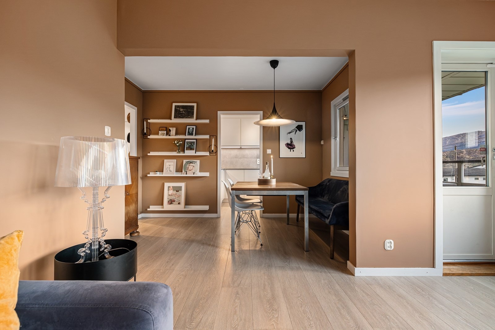 Leiligheten er naturlig delt opp i soner med god plass til spisegruppe. Galleribilde