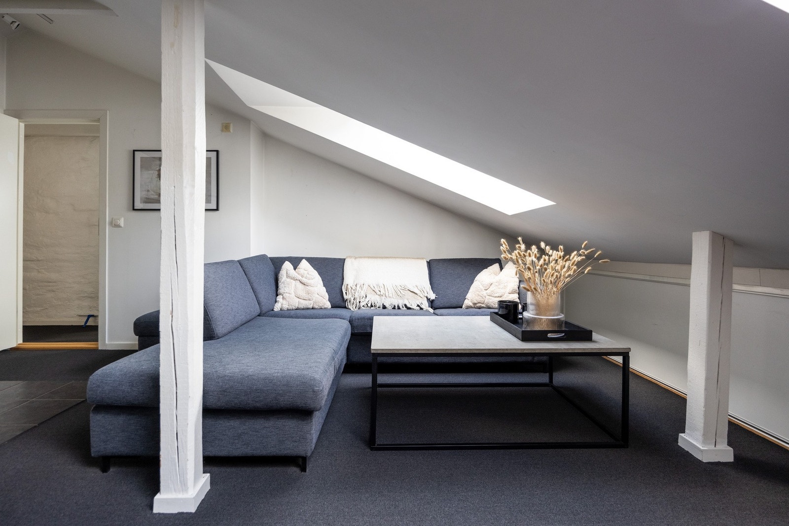 Store takvinduer slipper inn rikelig med naturlig lys. Galleribilde