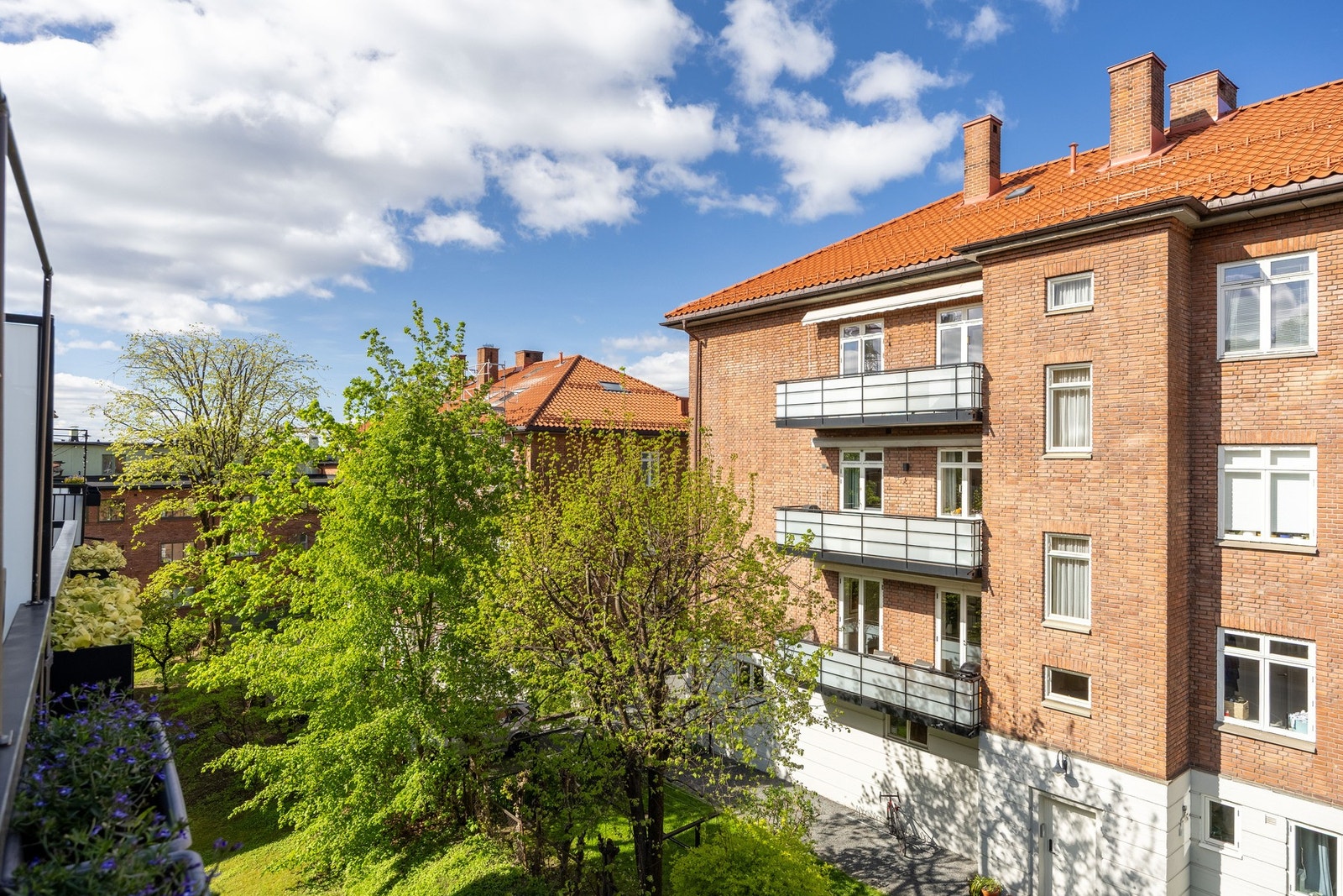 Balkongen er vestvendt og har fine solforhold på sommerstid. Galleribilde
