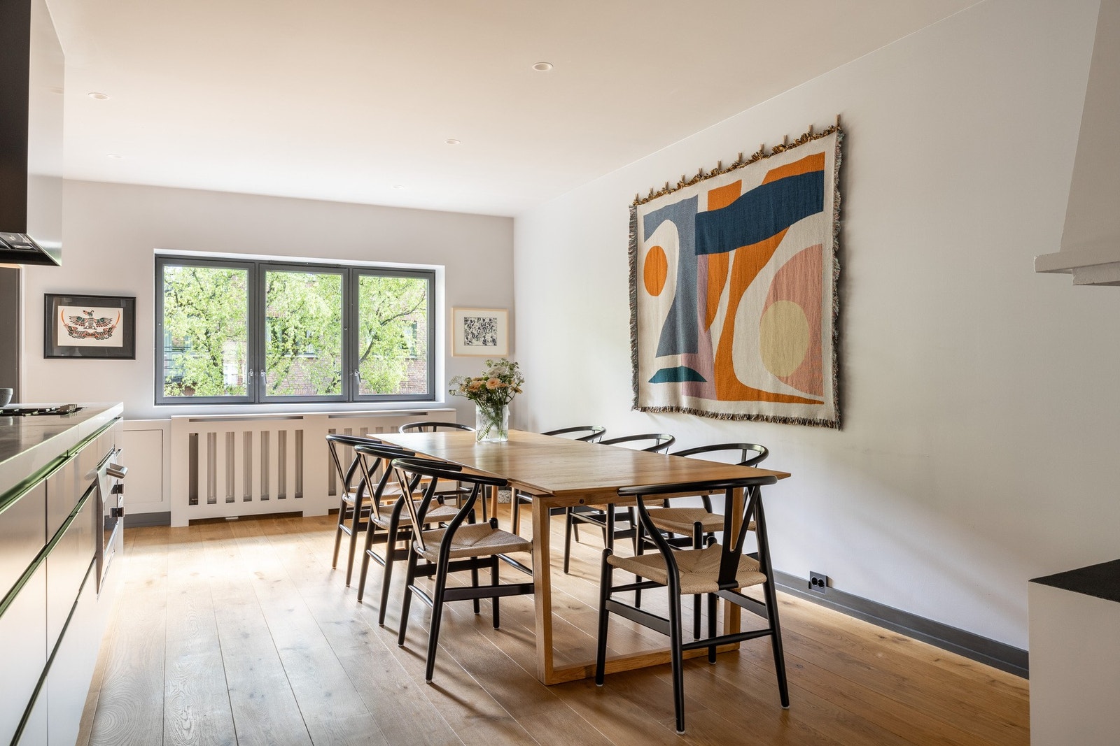 Leiligheten er lys og innbydende med store vindusflater. Galleribilde