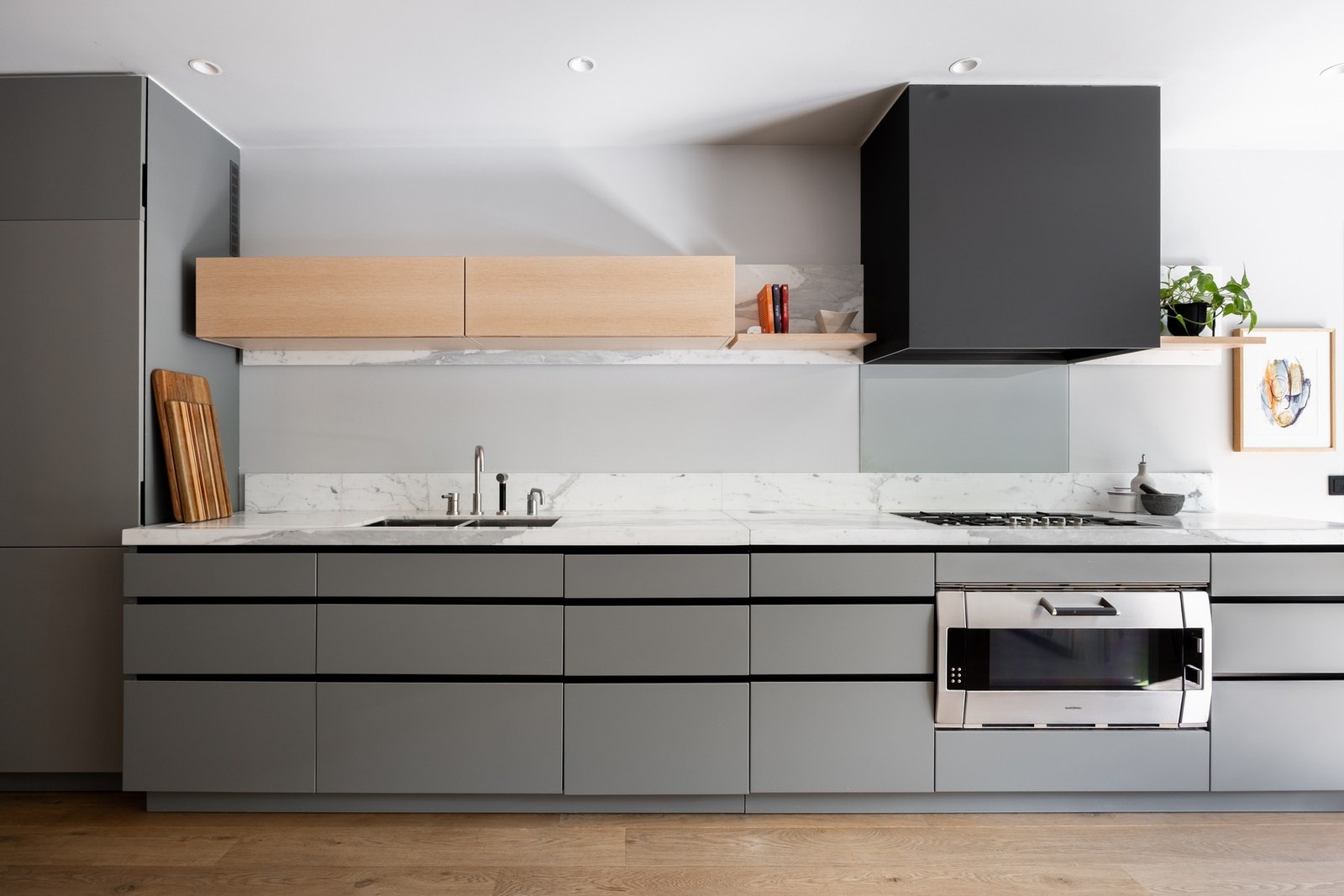 Delikat kjøkken fra 2017 i et stilrent design, skreddersydd til boligen. Innredningen fra Boform har glatte fronter med integrerte håndtak og benkeplate i marmor med underlimt dobbel oppvaskkum i rustfritt stål. Galleribilde