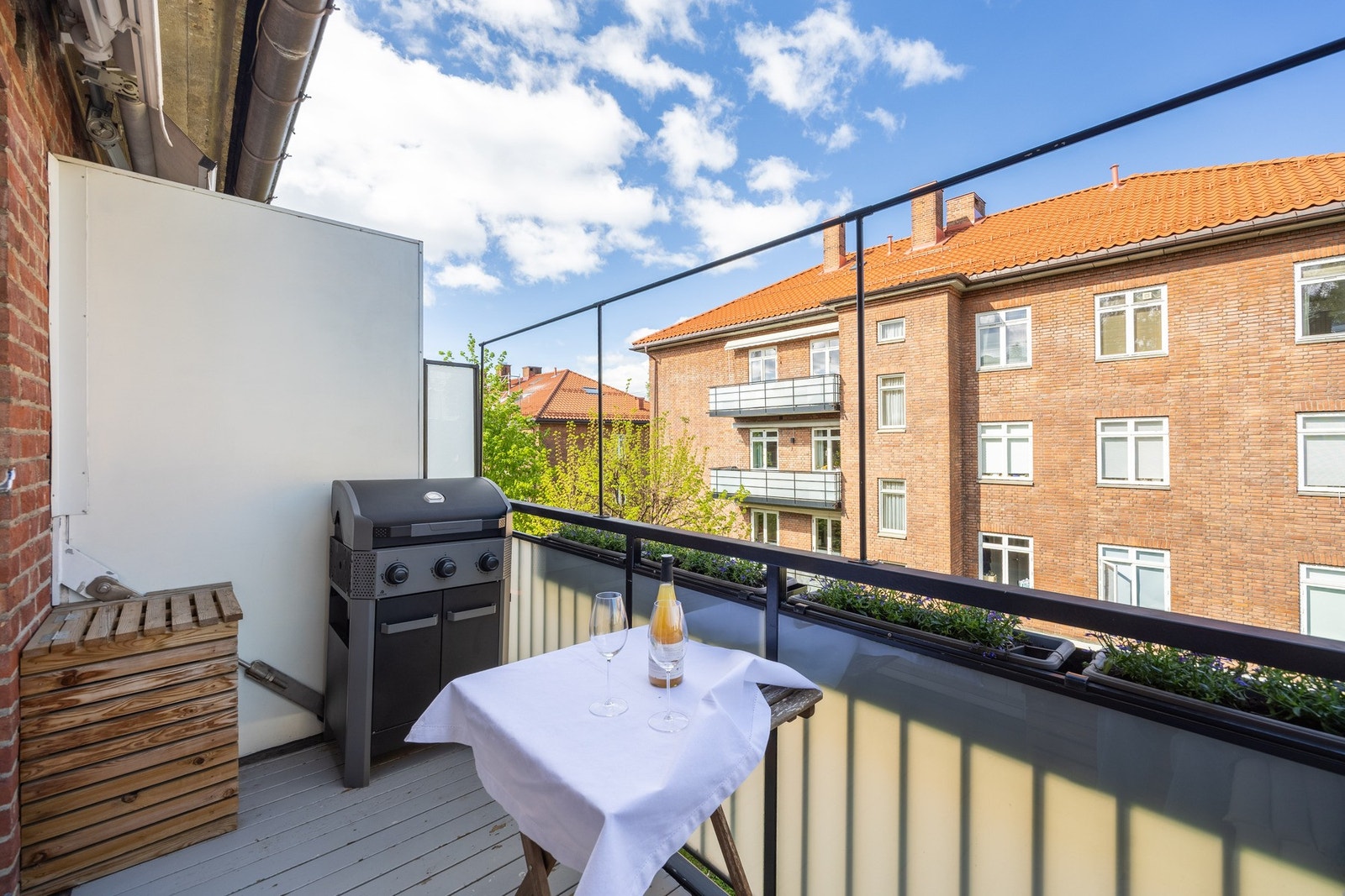 Fra stuen er det utgang til en herlig balkong som skaper en forlengelse av stuen på vår- og sommerhalvåret. Galleribilde