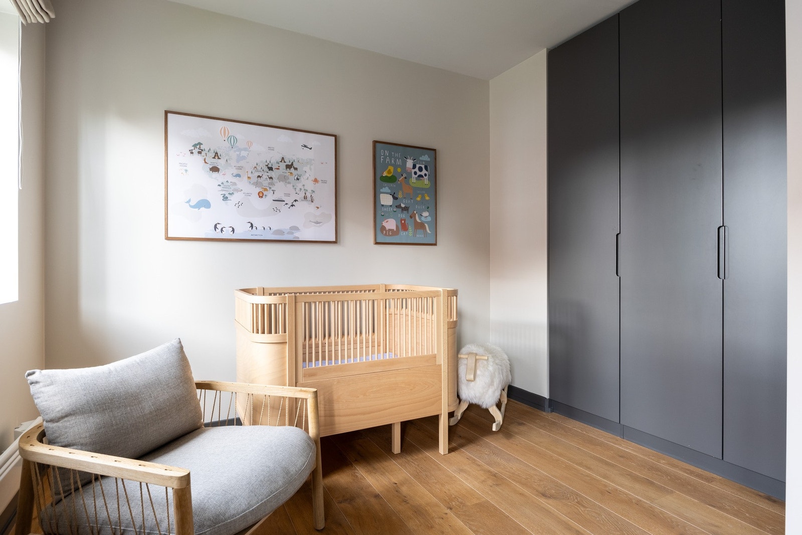 Plassbygd garderobe gir rikelig med oppbevaringsplass. Galleribilde