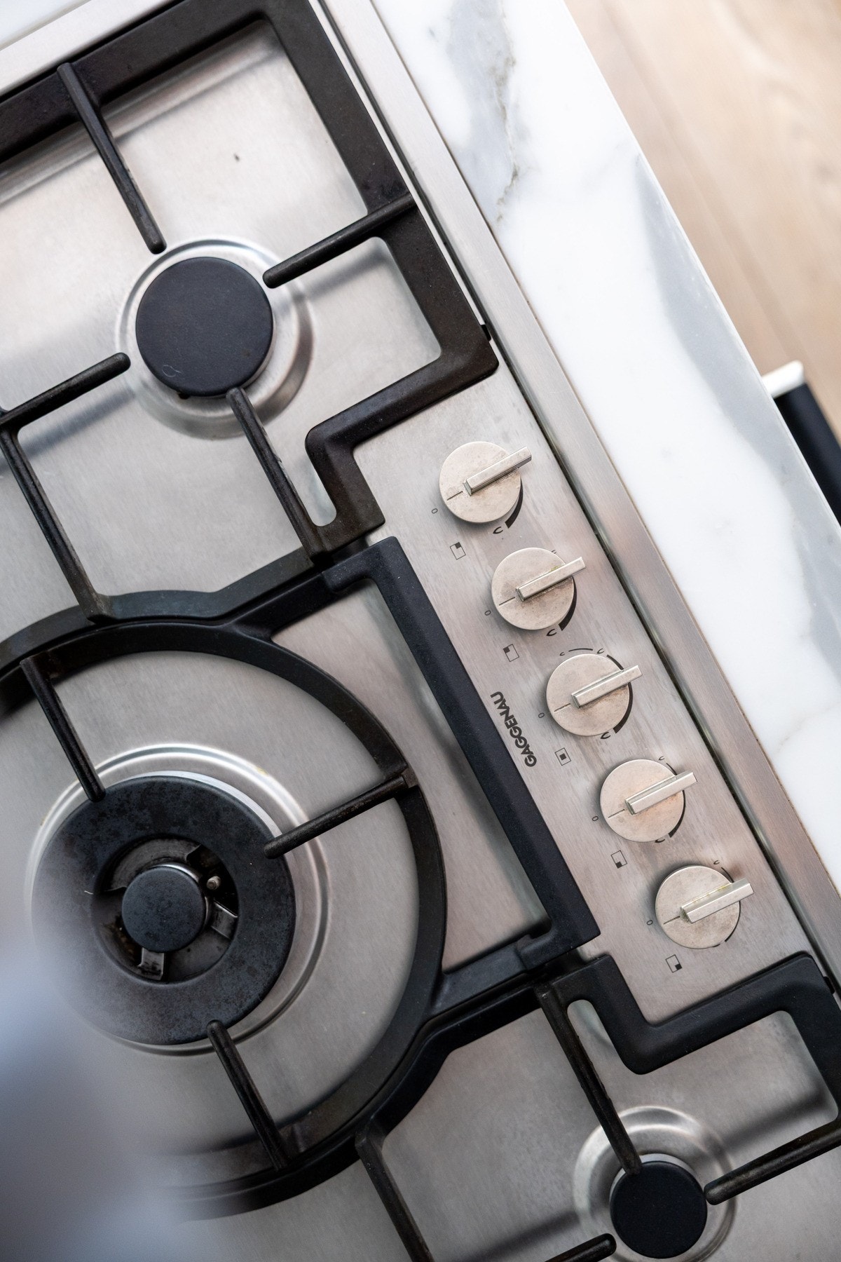 Kjøkkenet er velutstyrt og har integrerte hvitevarer fra øverste hylle, Miele og Gaggenau. Galleribilde