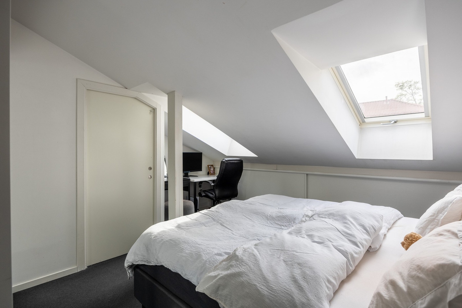 Stort takvindu slipper inn rikelig med naturlig lys. Galleribilde