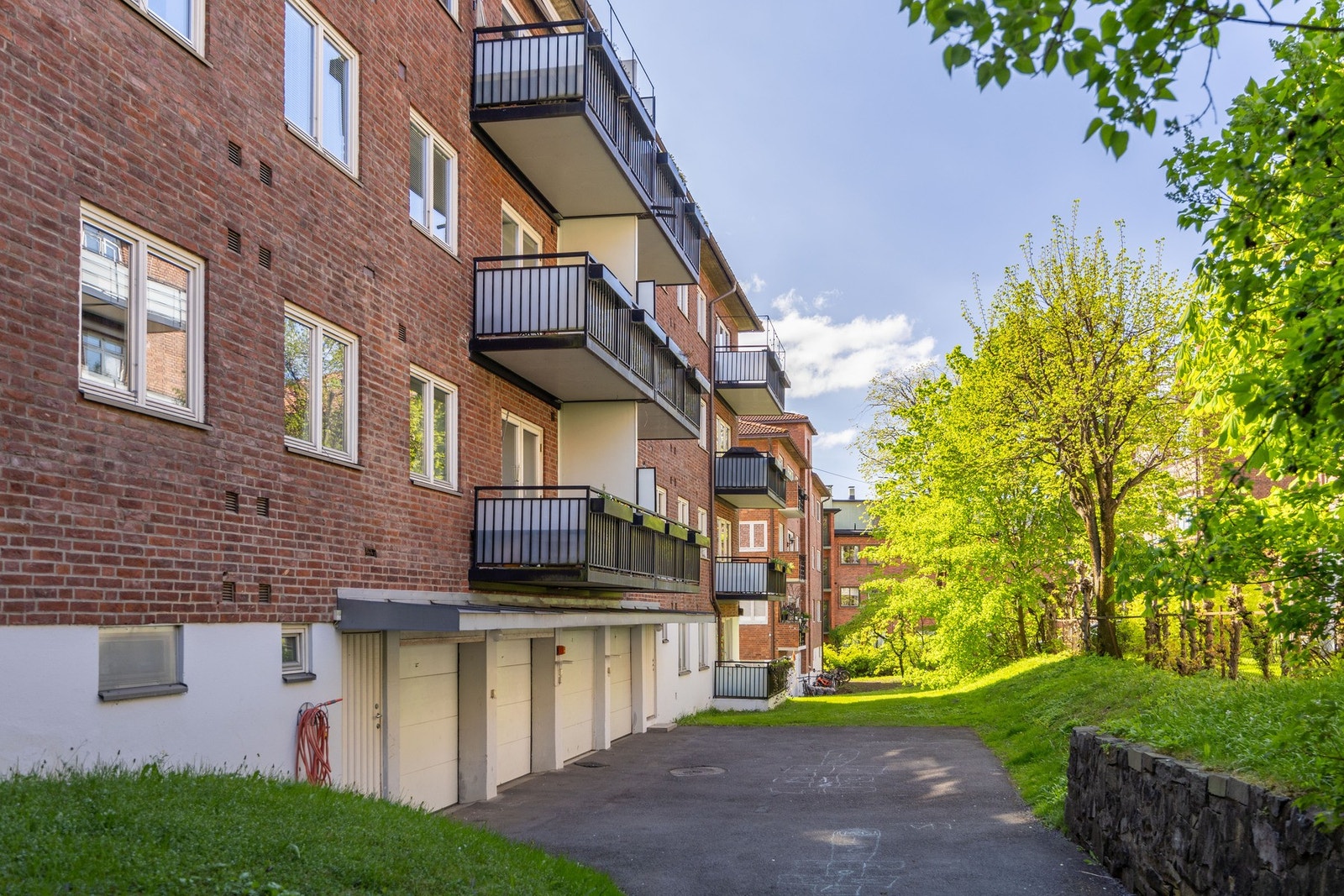 Bebyggelsen på Frogner er preget av store byvillaer og fornemme bygårder fra 1800-tallet, og i dag ligger de fleste ambassadene og ambassaderesidensene der. Galleribilde