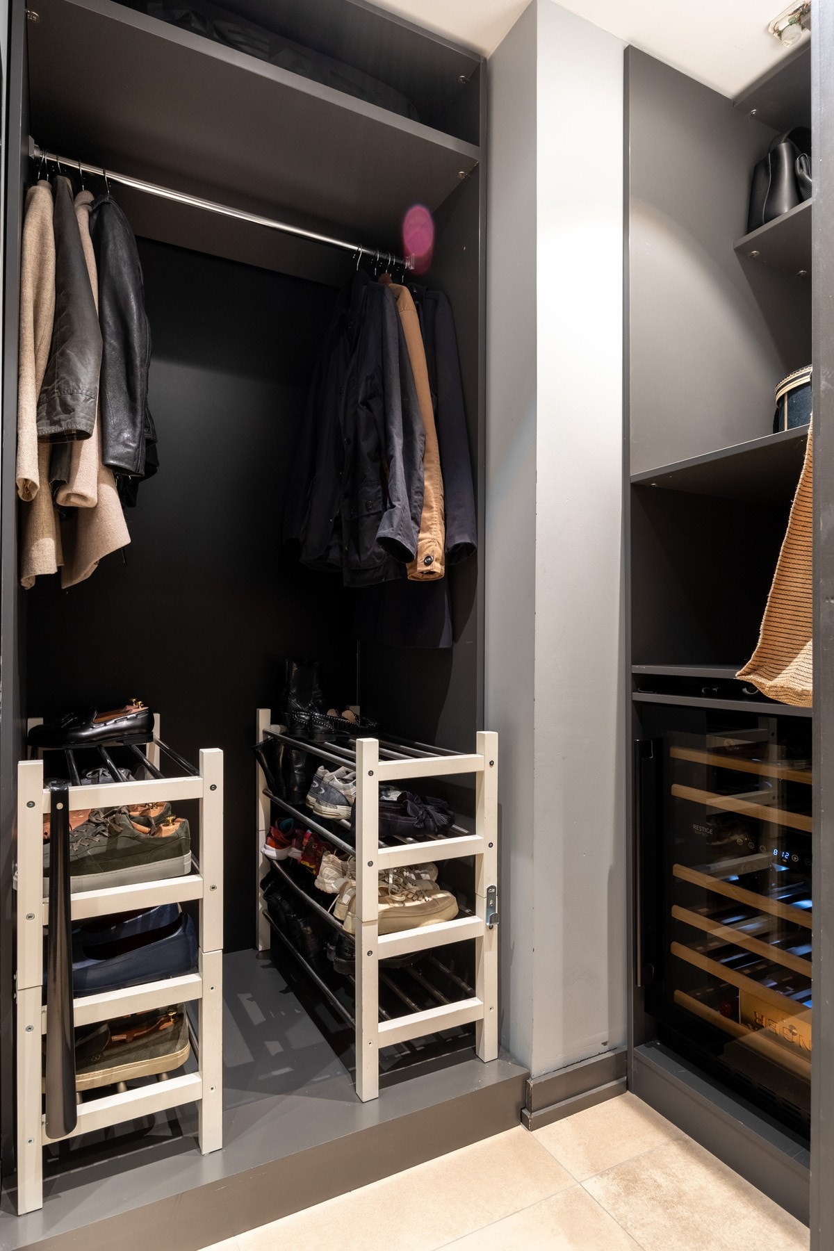 Tilknyttet innvendig bod ved entréen. Galleribilde